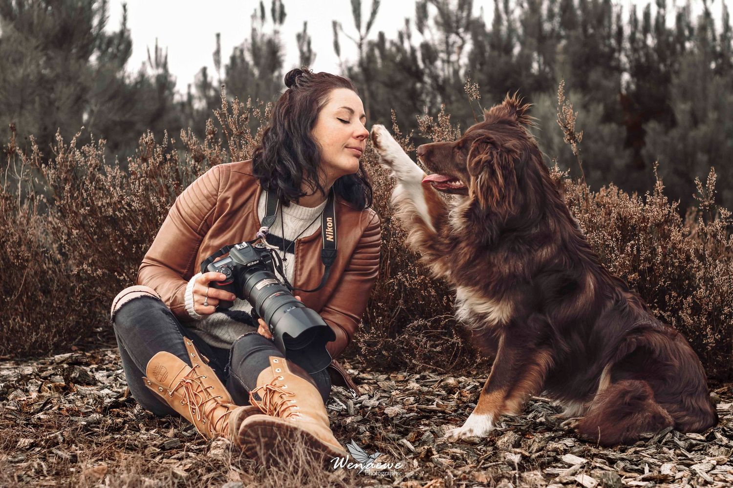 Photo portrait photographe animalier canin Sarthe. Femme et chien complices, interaction, authentique, automne, douceur Wenaewe photographie