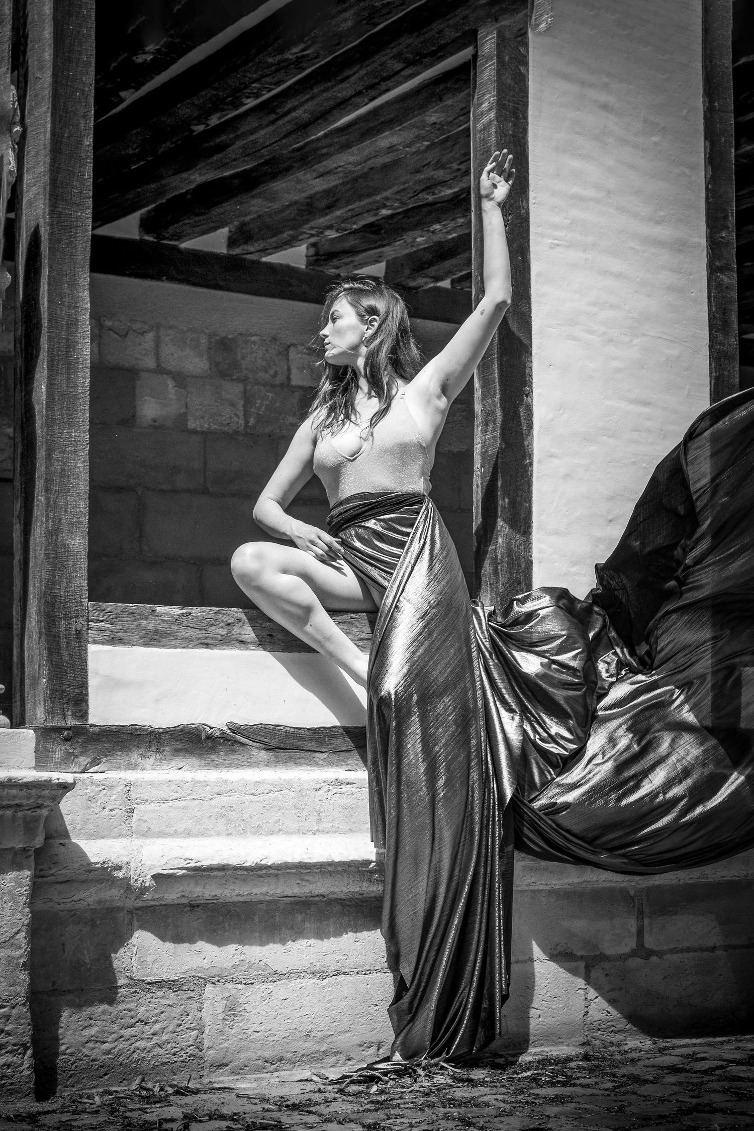 Photo en noir et blanc d'une femme posant dans une longue robe drapée, danse, ambiance architecture ancienne, Wenaewe Photographie , à Rouen