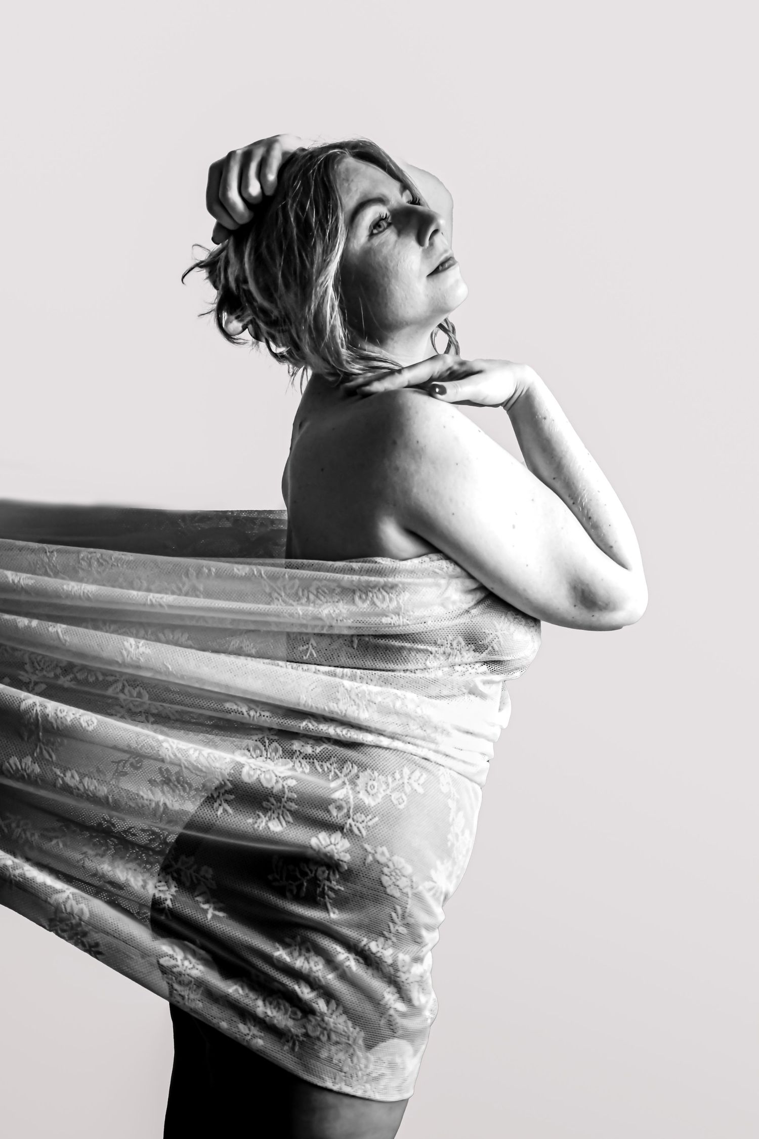 Portrait Wenaewe photographie sarthe Le Mans photographe boudoir artistique mise en valeur des courbes femme noir et blanc, lingerie, studio