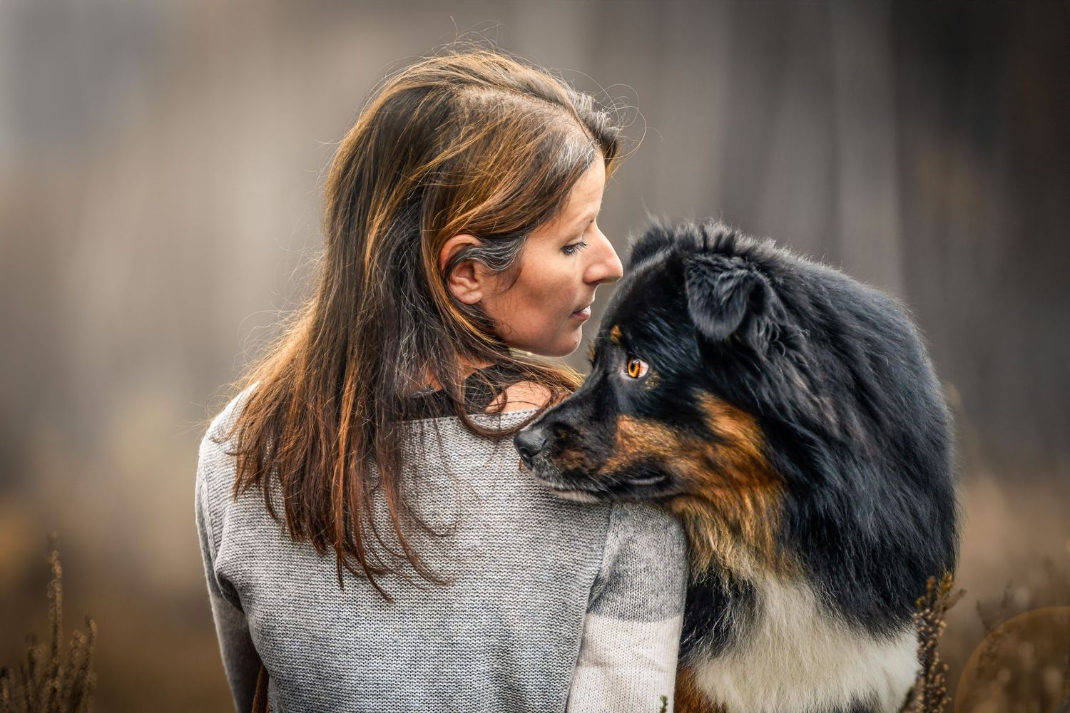 Photo portrait femme et chien complices. Wenaewe photographie sarthe photographe animalier. Tête contre épaule, regard échangé, tendresse.