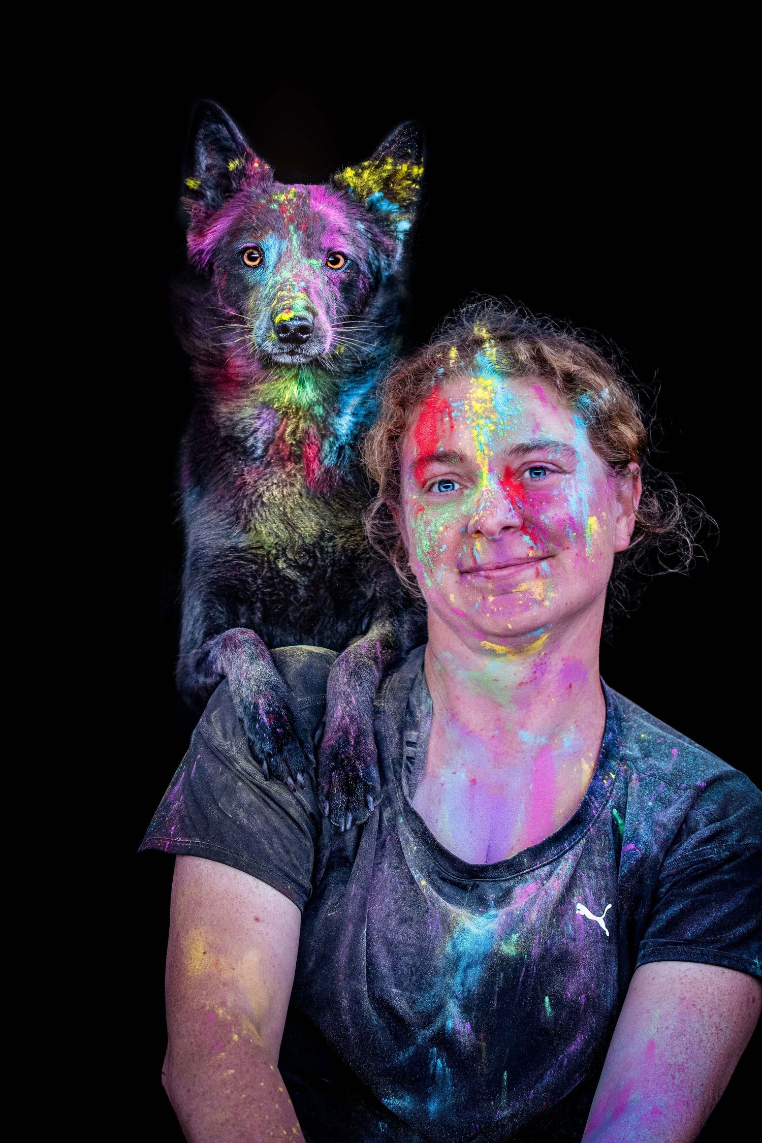 Portrait femme et chien Wenaewe photographie sarthe photographe animalier Photo pose poudre holi powder en couleur en fond noir famille