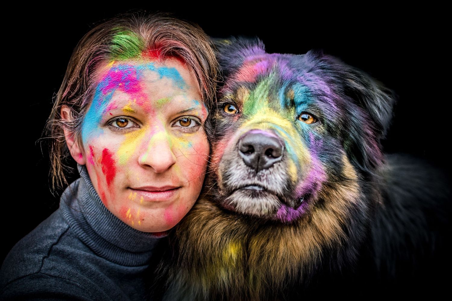 Portrait femme et chien Wenaewe photographie sarthe photographe animalier Photo pose poudre holi powder en couleur en fond noir famille