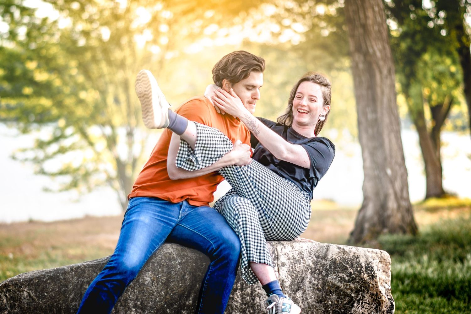 Portrait Wenaewe photographie sarthe Le Mans photographe animalier Couple joyeux et jouant assis sur un rocher en pleine nature, bord de lac