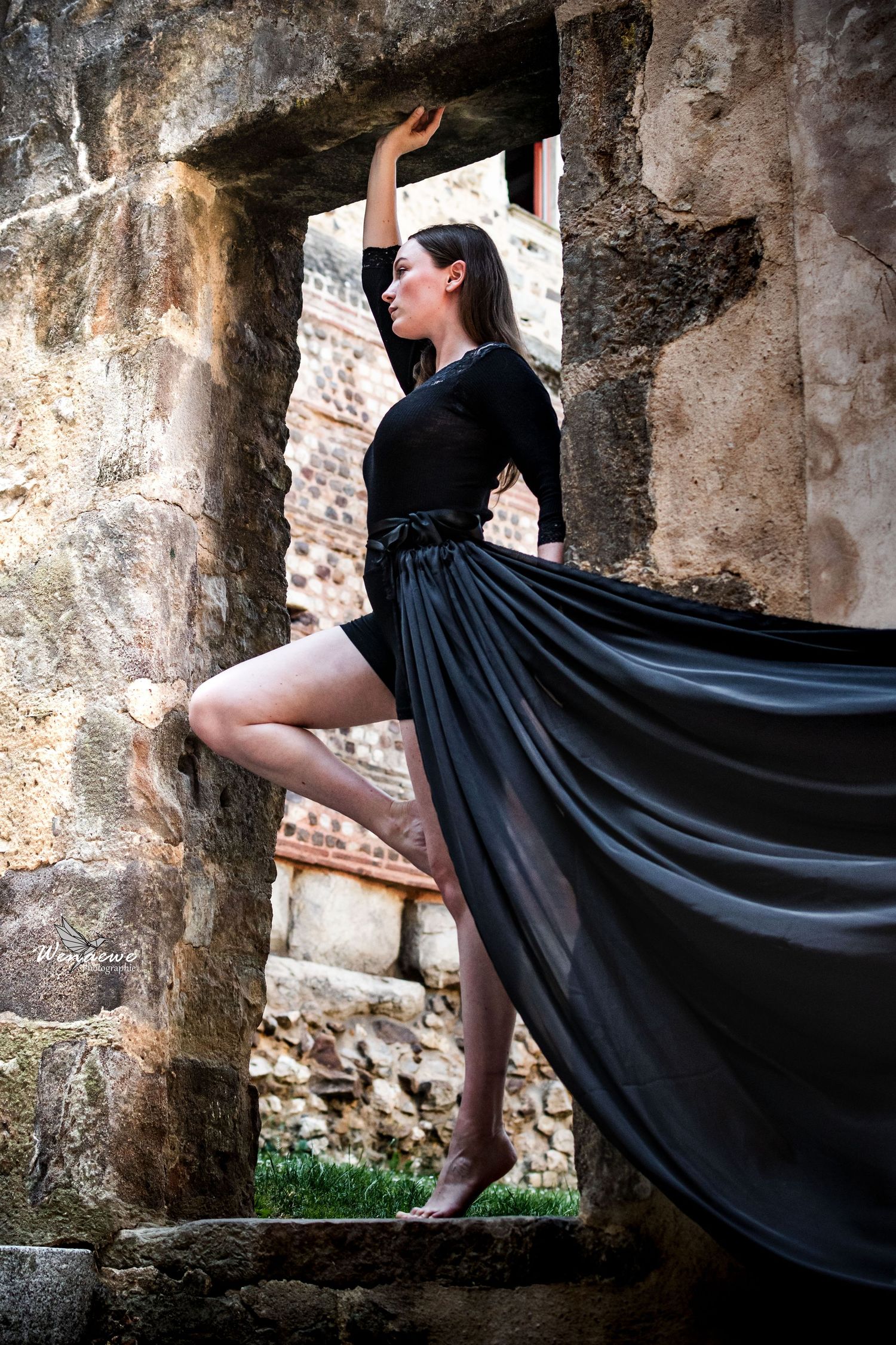 Portrait Wenaewe photographie sarthe Le Mans photographe femme Danseuse contemporaine, porte en pierre performance extérieure Le Mans