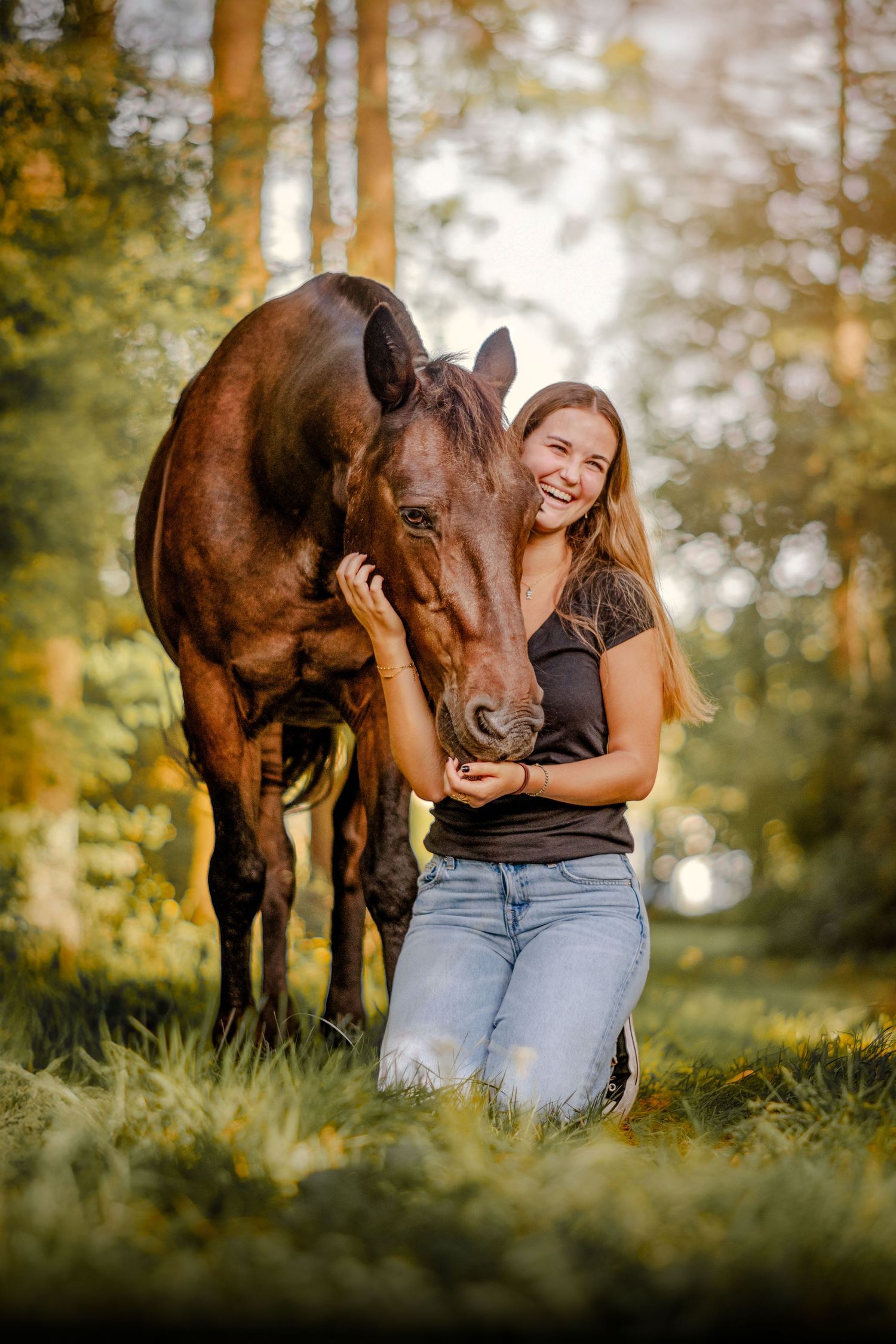 Photo portrait femme et cheval joie. Wenaewe photographie sarthe photographe animalier. Complicité, relation, symbiose équestre en forêt.