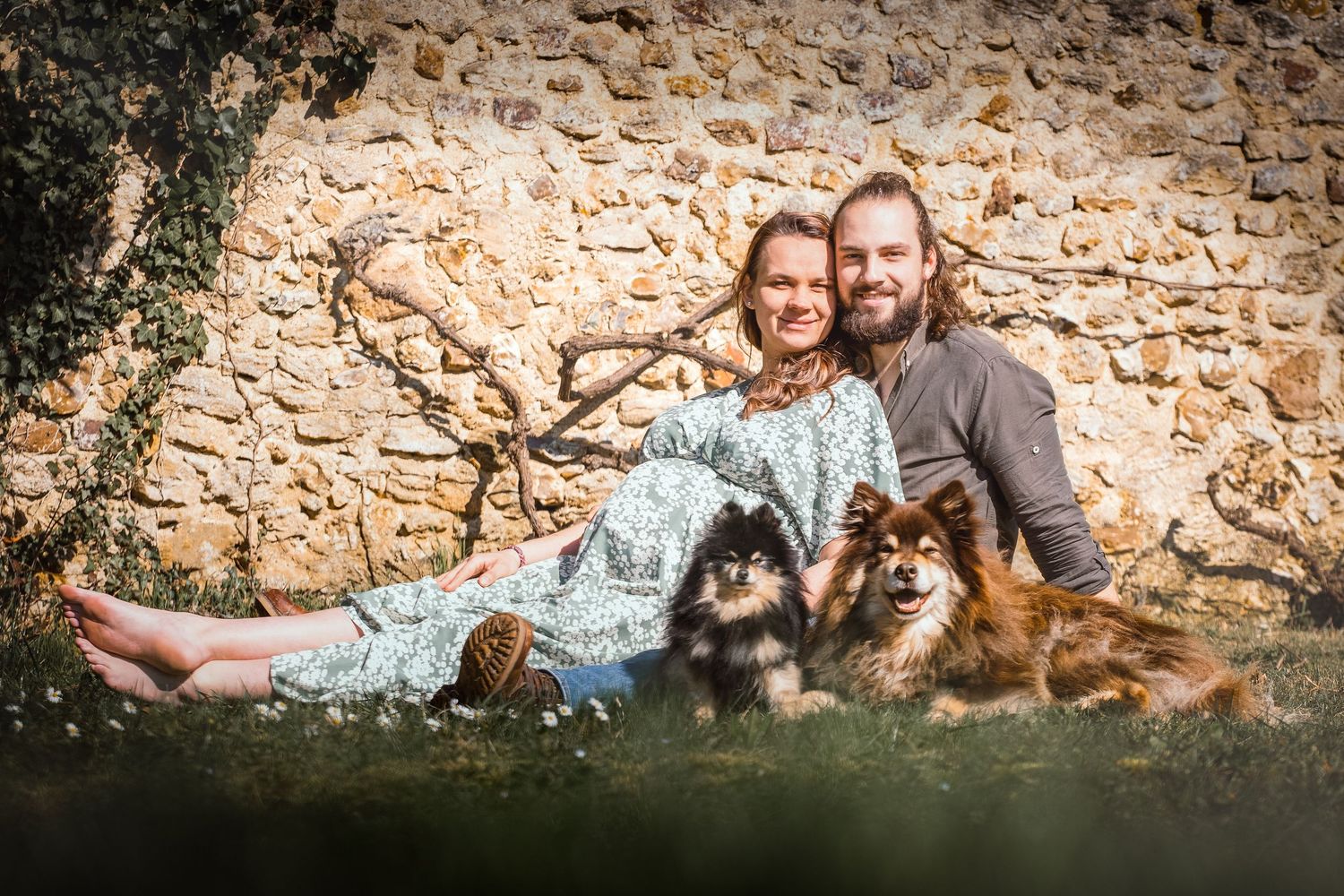Portrait Wenaewe photographie sarthe Le Mans photographe animalier Couple, femme enceinte, 2 chiens, séance photo grossesse extérieur osmose