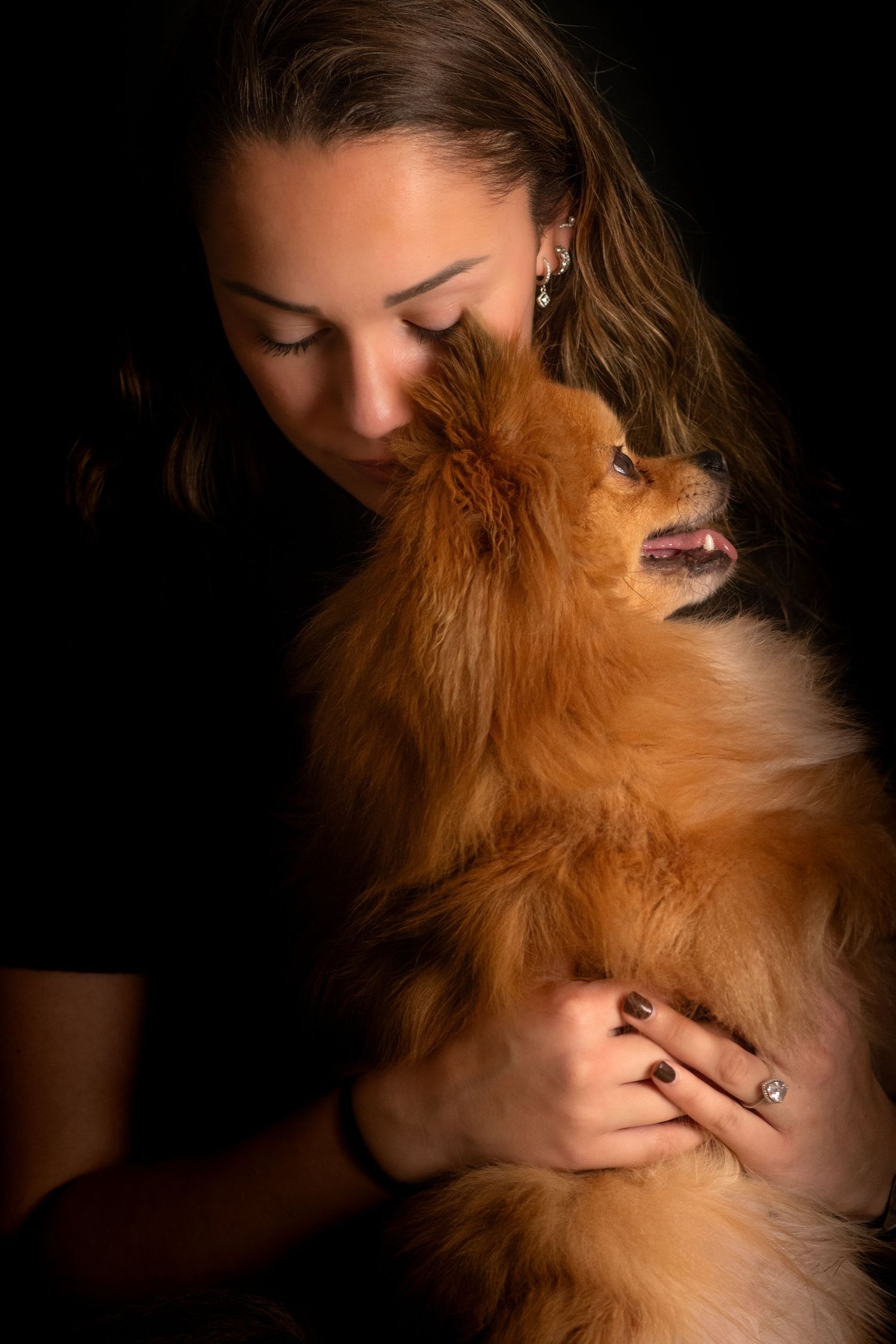 Portrait Wenaewe photographe Sarthe Le Mans Champagné Mulsanne photographe chien chevaux chat chiot studio fond noir spitz complicité regard