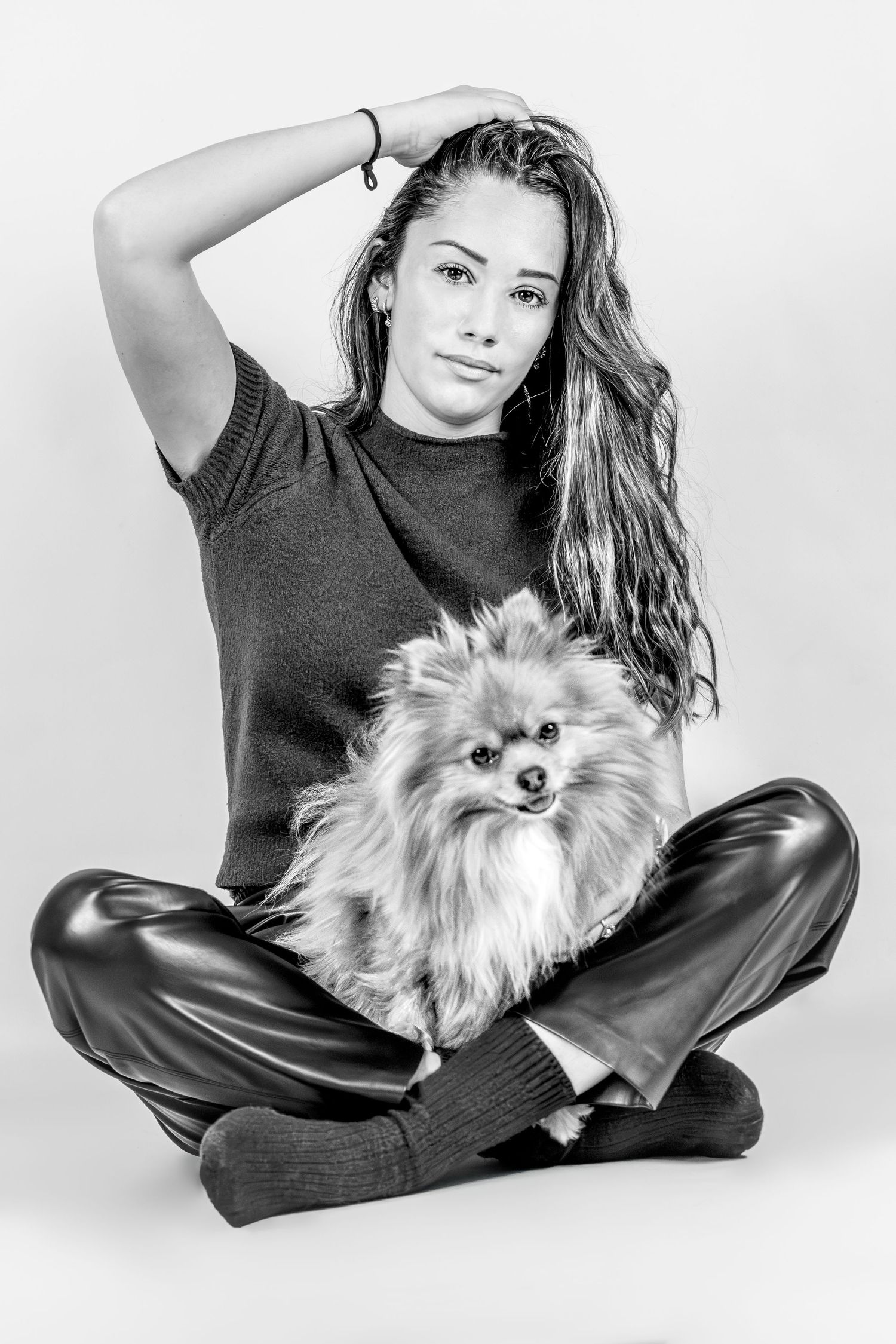 Portrait Wenaewe photographe Sarthe Le Mans Champagné Mulsanne photographe chien chevaux chat chiot studio fond noir spitz complicité regard