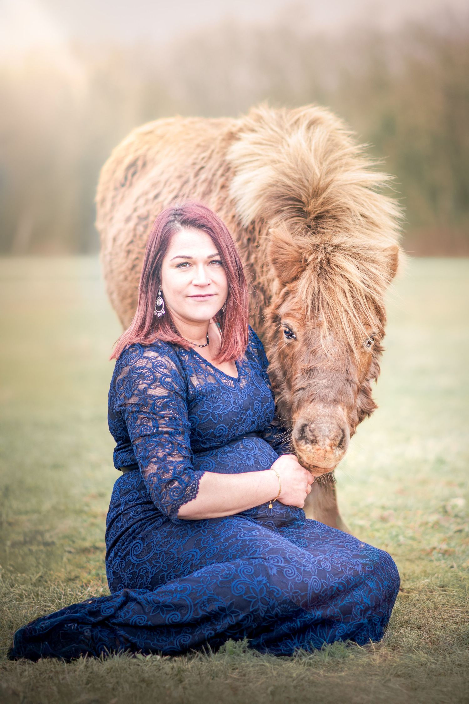 Portrait Wenaewe photographie sarthe Le Mans photographe animalier, femme enceinte, cheval poney, douceur, séance photo grossesse champs