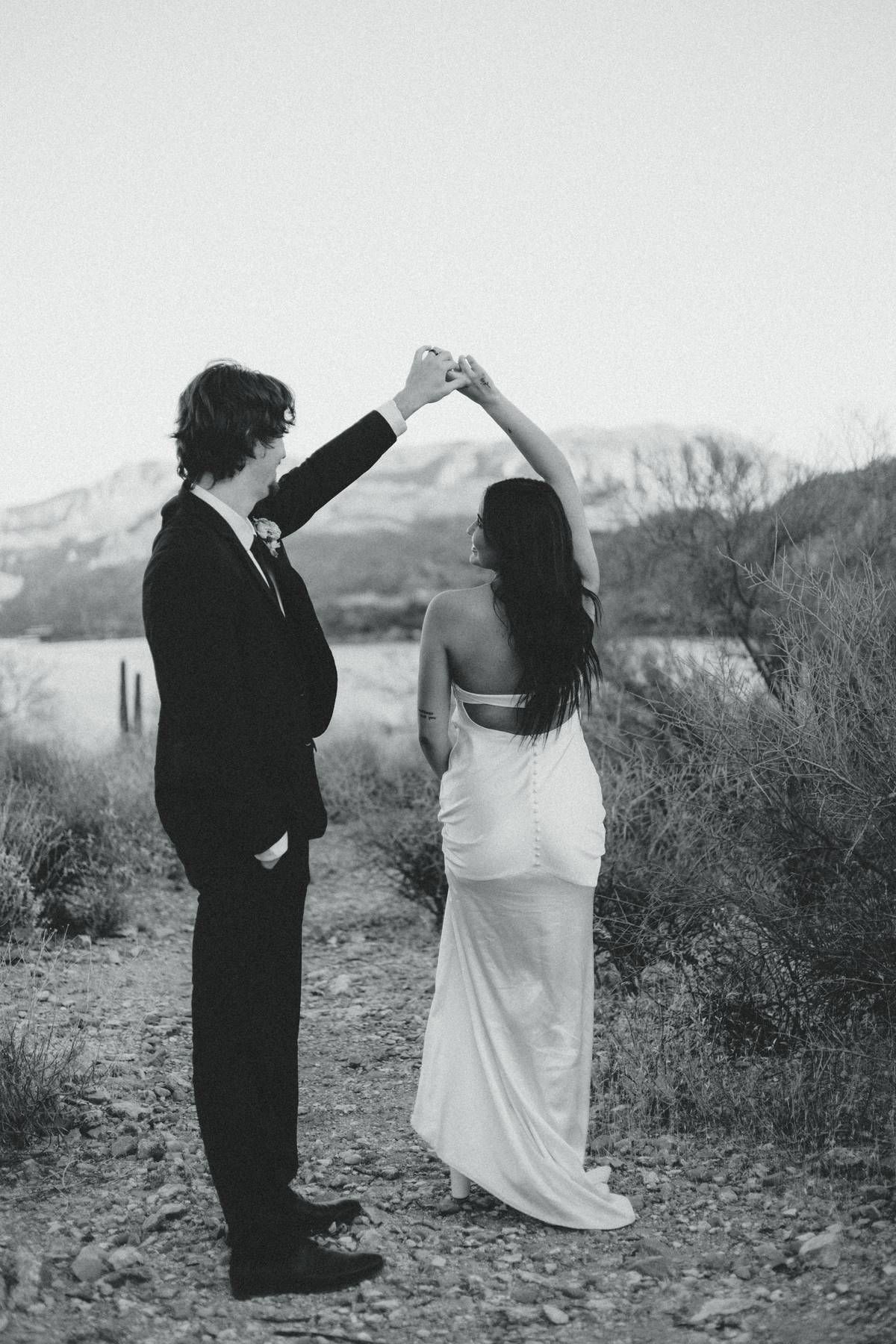 Wedding Photographer in Phoenix, Wedding Photographer in Arizona, Elopement Photographer in Arizona, Couple Eloping at Superstition Mountain