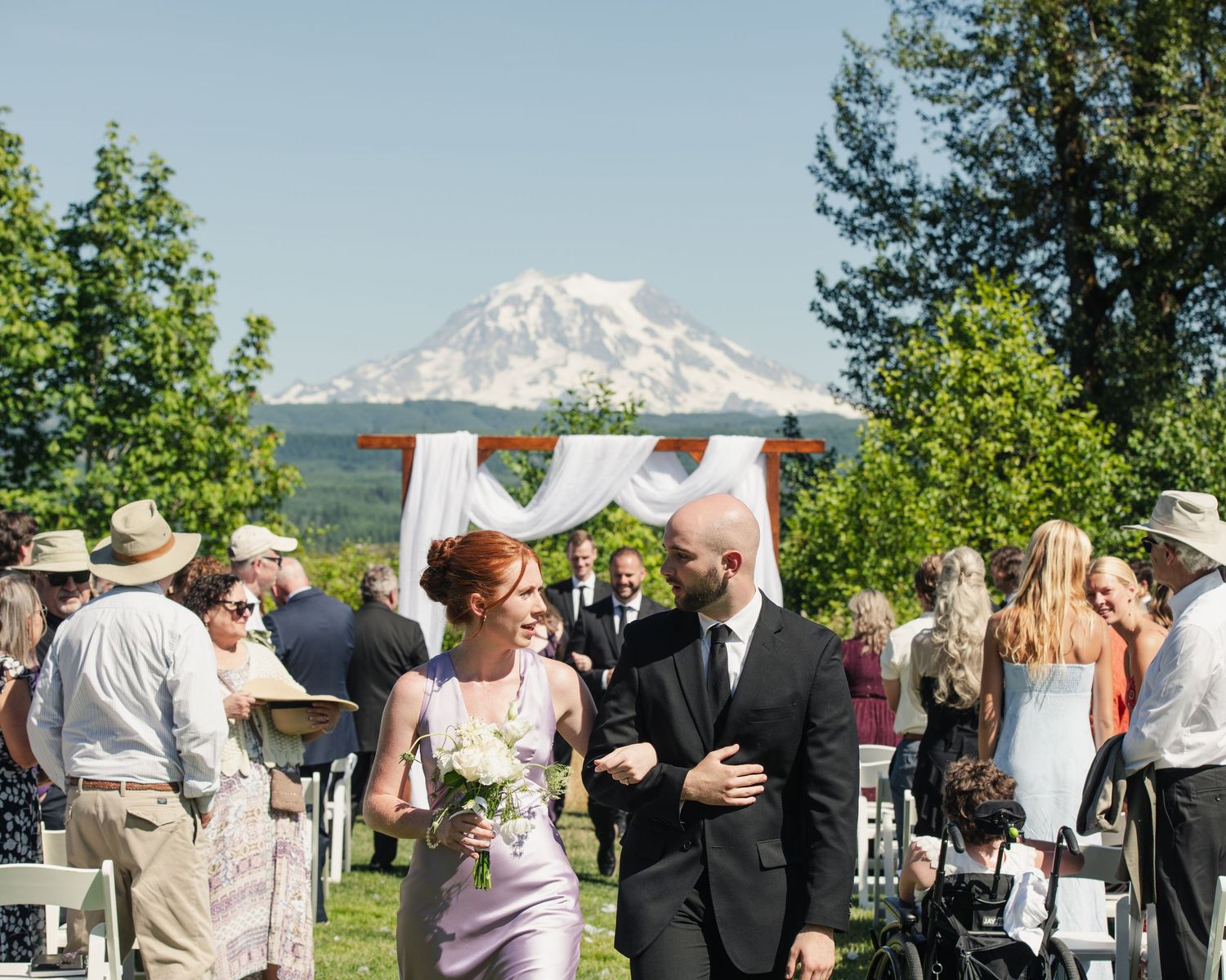 Elegant wedding photography near Seattle, Washington at Edlynn Farm in Graham, Washington under Mt. Rainier during the summer.