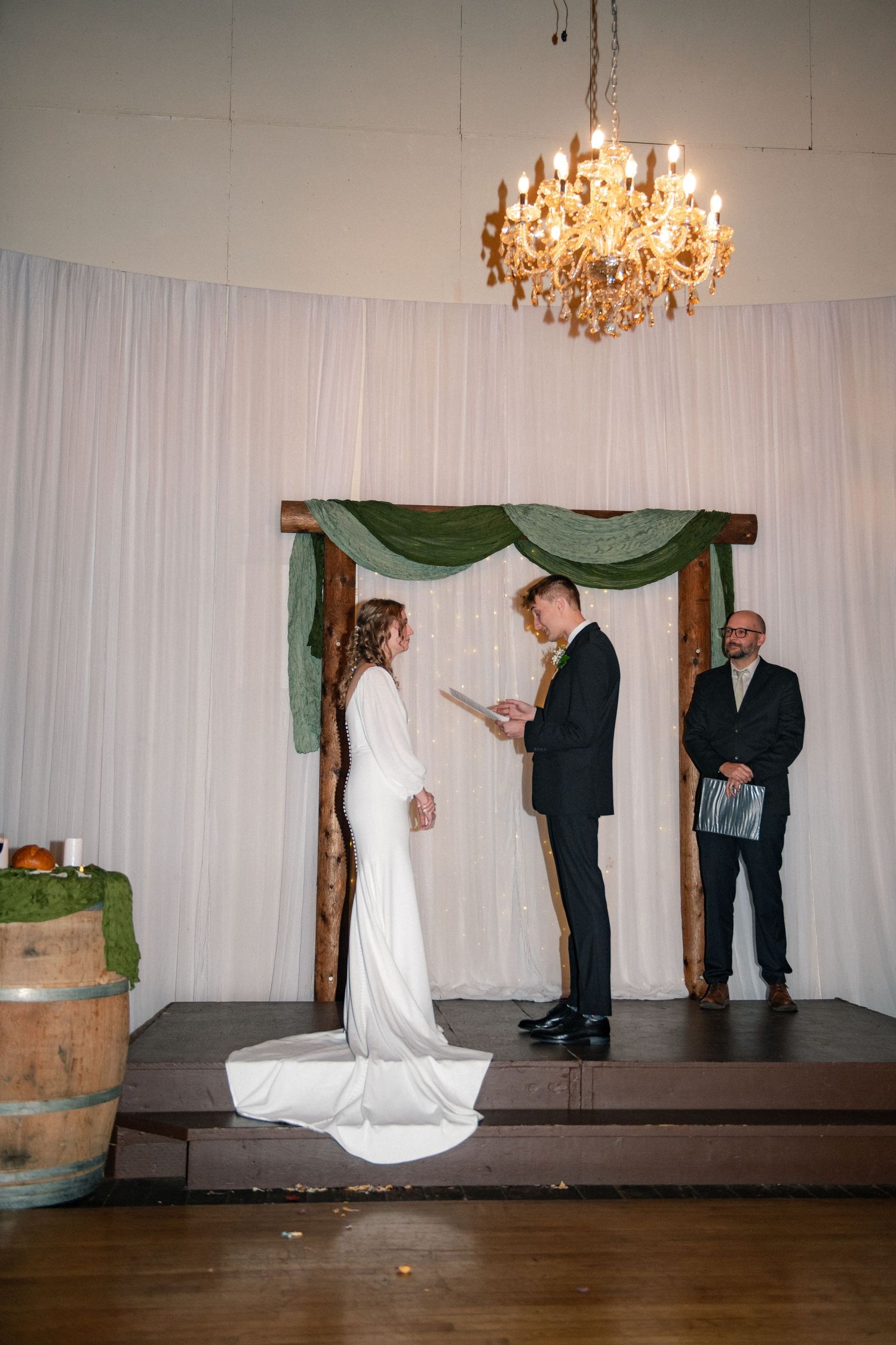 Classic, vibey wedding photography in Washington of the Pacific Northwest at Copper Gables barn during a magical winter day.
