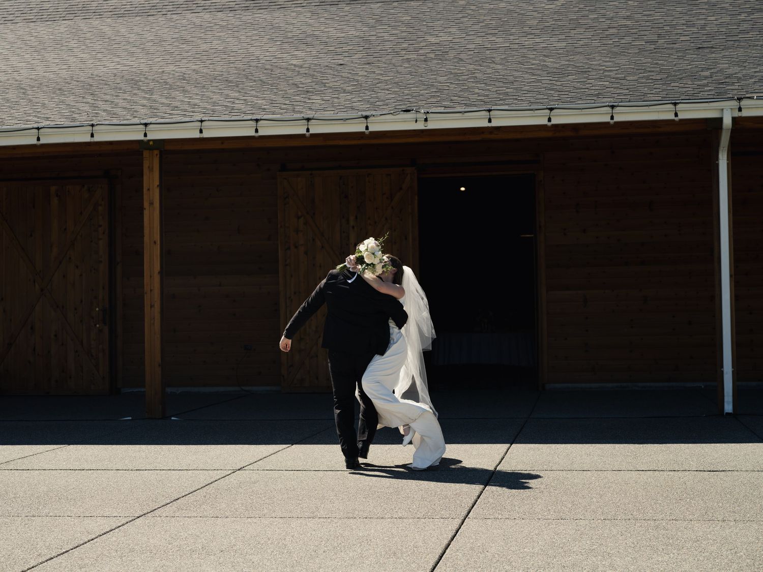 Dreamy wedding photography near Seattle, Washington at Edlynn Farm in Graham, Washington under Mt. Rainier during the summer.