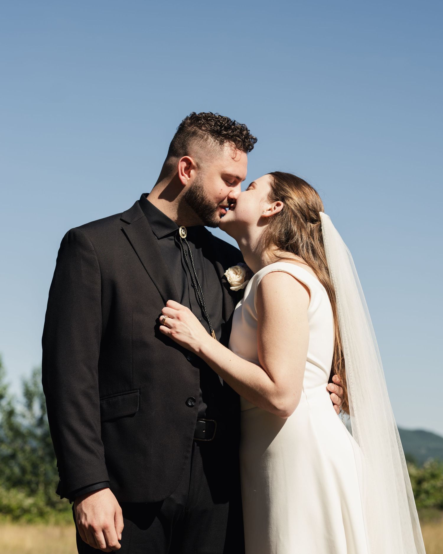 Elegant wedding photography near Seattle, Washington at Edlynn Farm in Graham, Washington under Mt. Rainier during the summer.