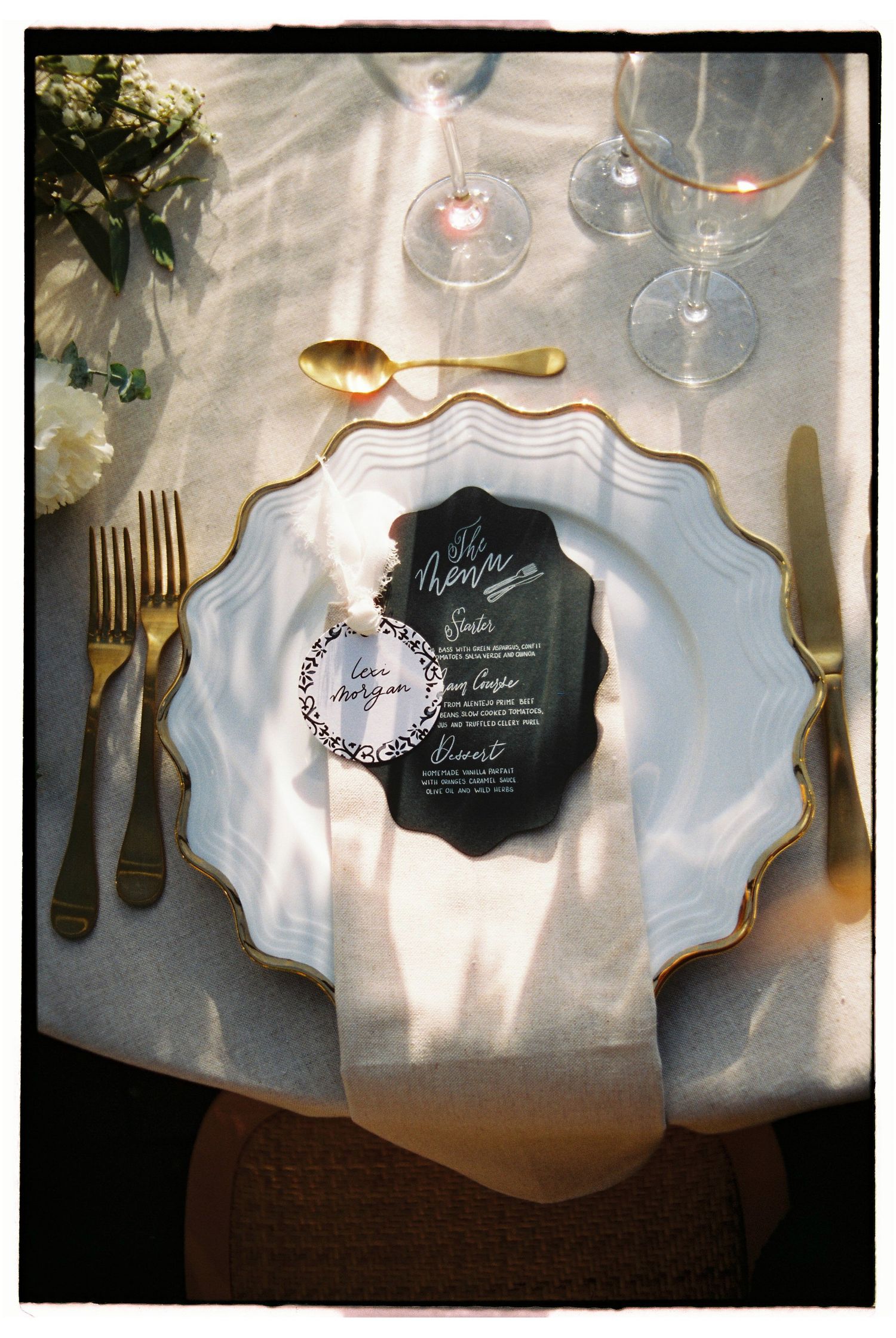Elegant wedding table setting with gold cutlery and crystal glassware at Quinta da Bellavista in Sintra