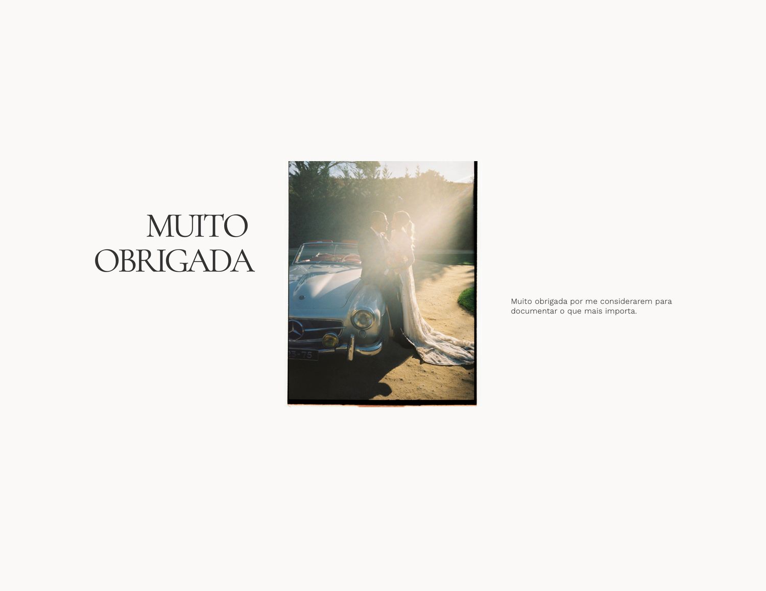 Couple embracing near a vintage car in soft sunlight, with text reading Muito Obrigada on a white background.
