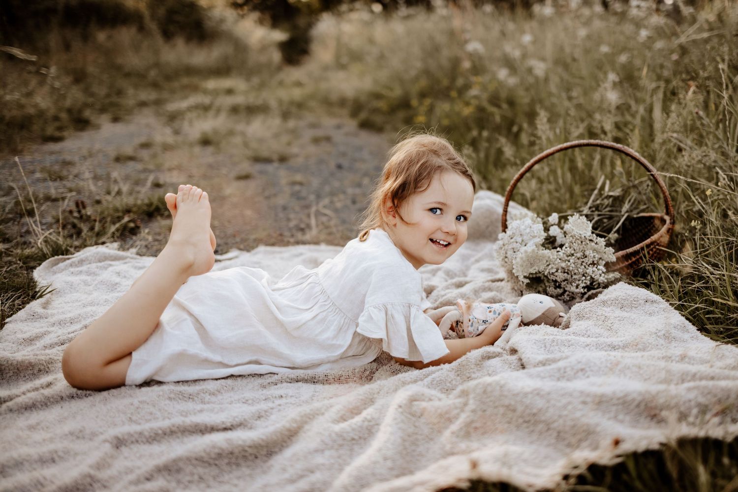 Mädchen auf Picknickdecke