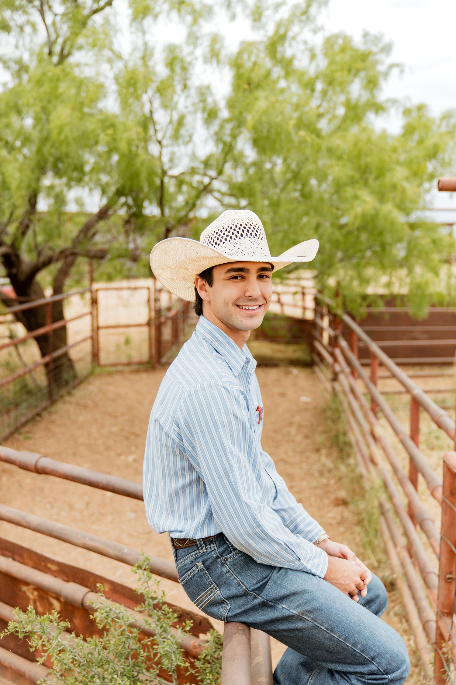 Western style senior session in Sweetwater, Texas with Rachel Nicole Photography