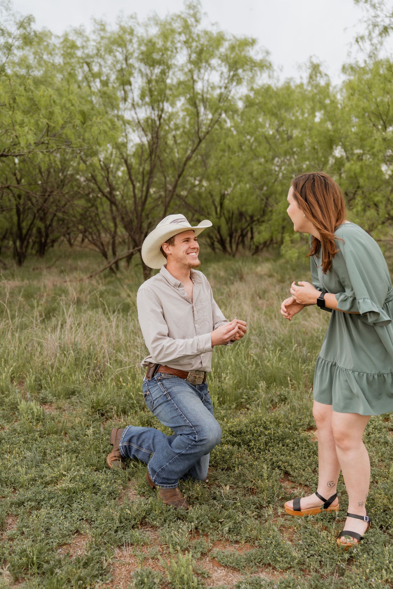 Surprise proposal of sweet couple in Sweetwater, Texas