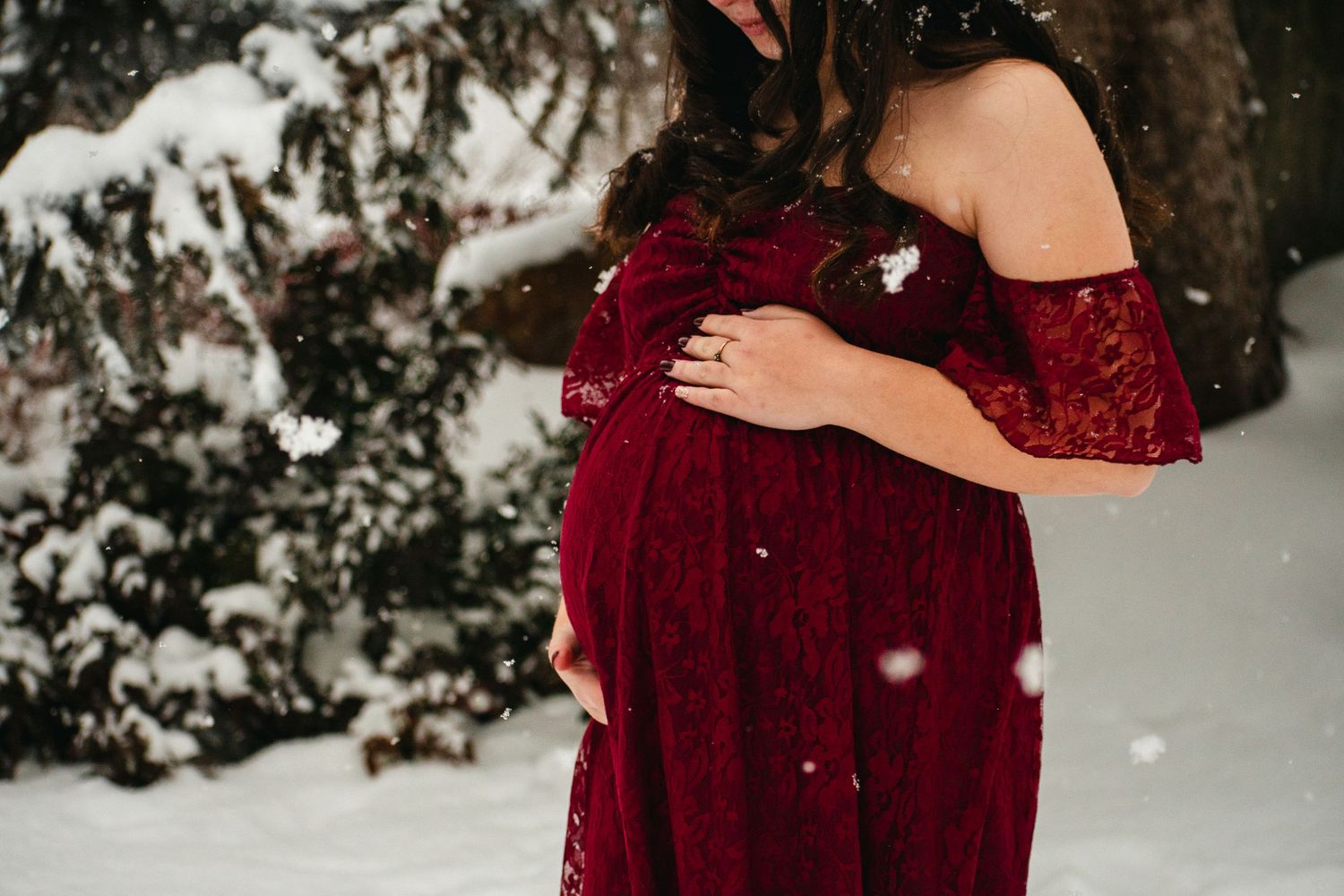 winter maternity photos during a snowstorm, boise idaho