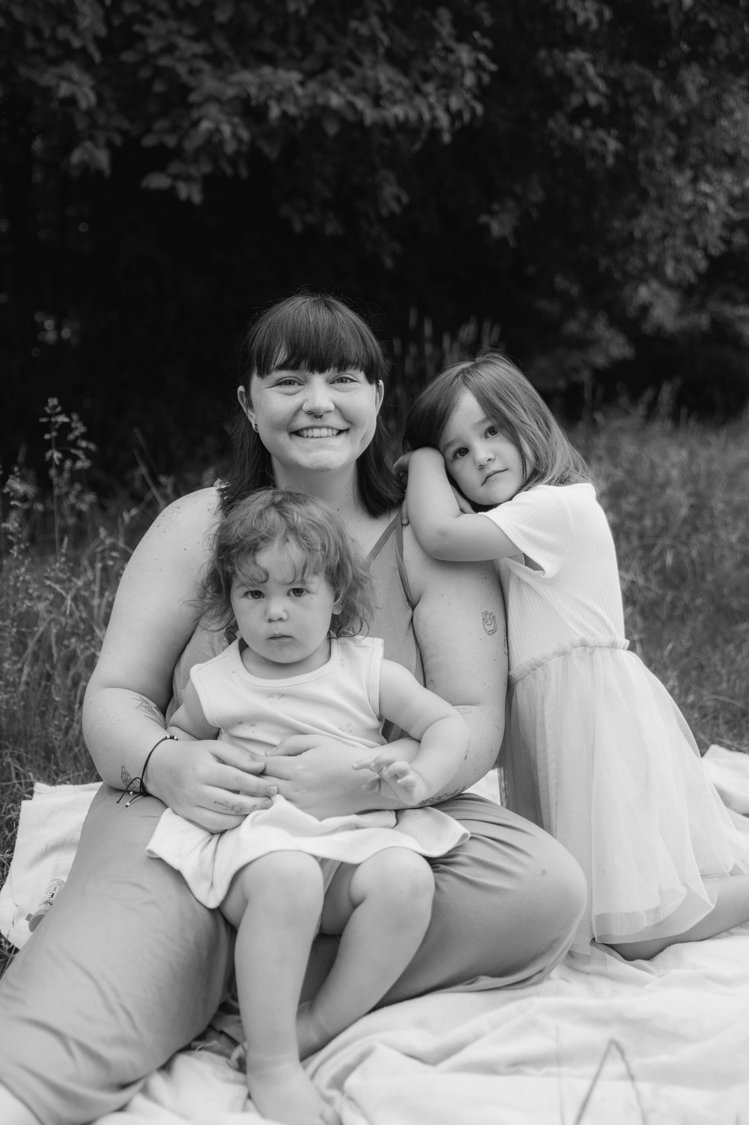 A group photo of a mom with her two young daughters in boise idaho