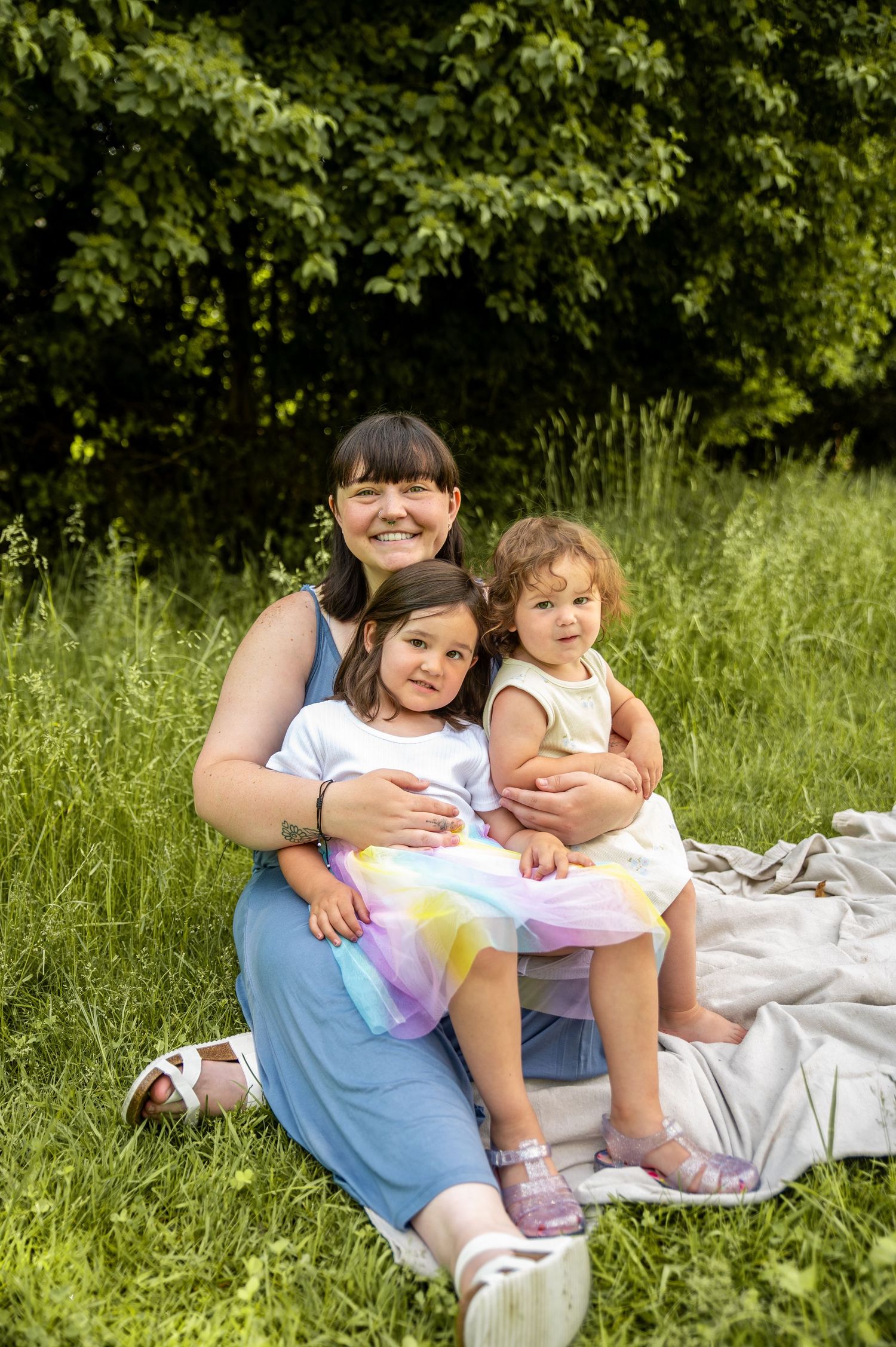 A group photo of a mom with her young daughters in boise idaho.
