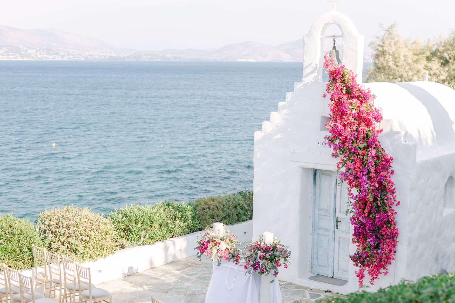 Εξωτερικός χώρος σε εκκλησάκι της Athens Riviera στο Island για γάμο ή βάπτιση με θαλασσινή ατμόσφαιρα