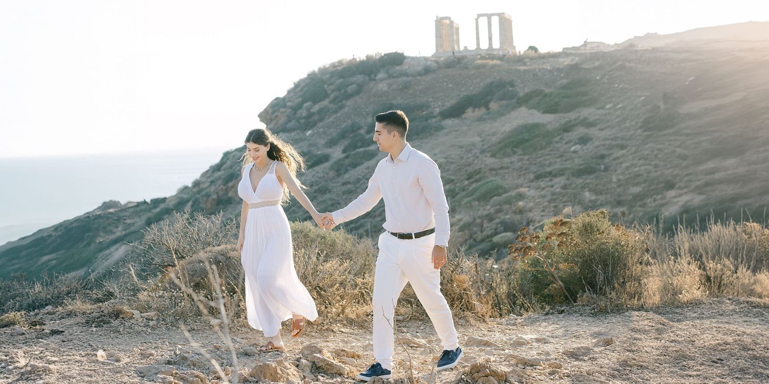 Prewedding φωτογράφιση ζευγαριού στην Αθήνα με κομψό editorial ύφος και φυσικό φως