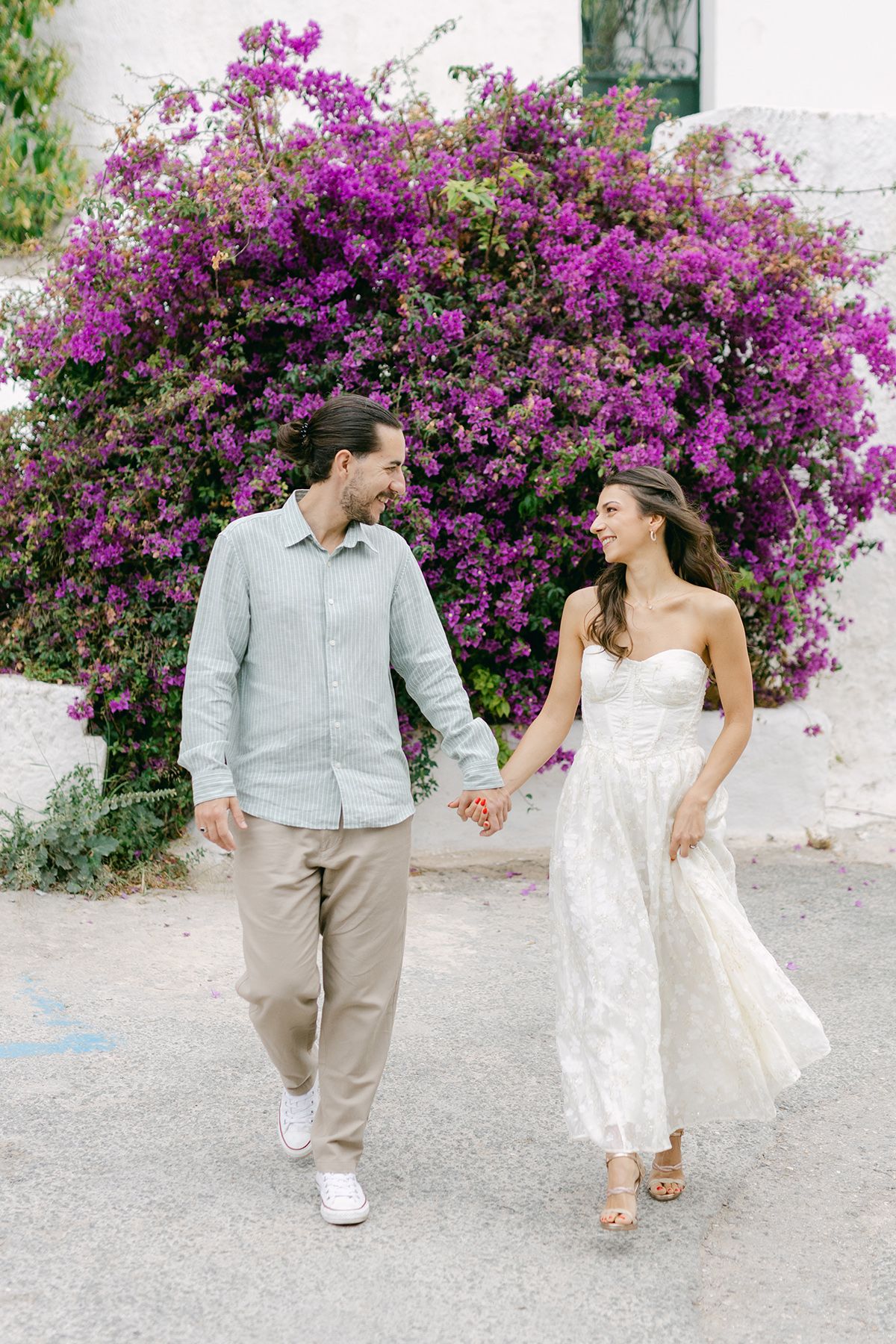 Editorial prewedding φωτογράφιση στην Αθήνα με minimal styling και elegant αίσθηση