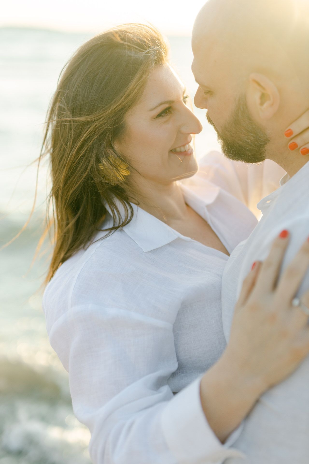 Prewedding φωτογράφιση στη θάλασσα κοντά στην Αθήνα με φυσικές κινήσεις και απαλό φως