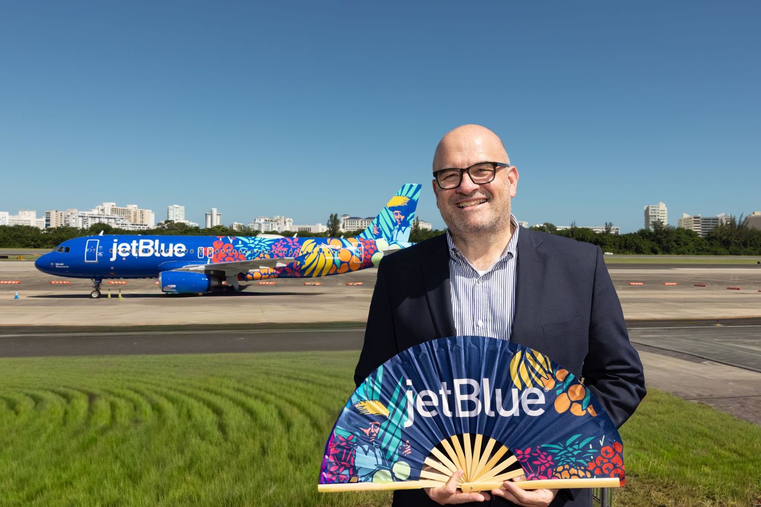 JetBlue CEO and aircraft on sunny SJU airport.