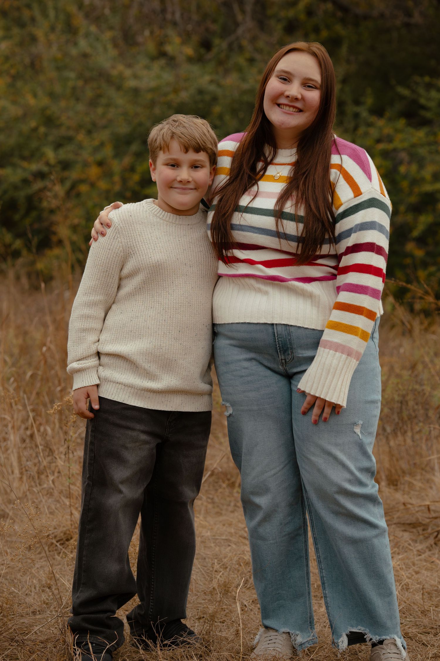Sweet family moments captured in casual outdoor portraits with natural lighting.