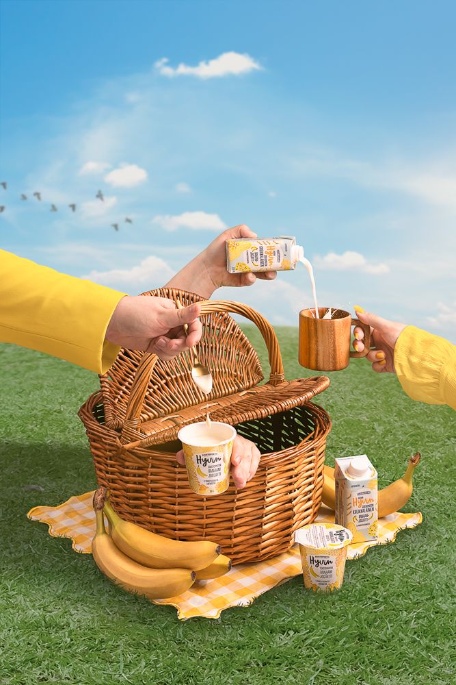 Picnic-style food and drink set with woven baskets under a blue sky. Photo by © Reka Peurala – Three Pod Studio