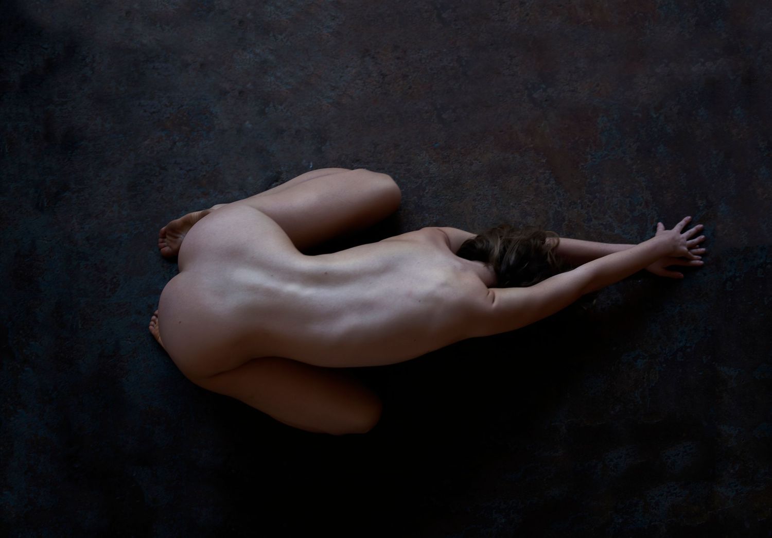 Nude boudoir photograph of woman with back showing