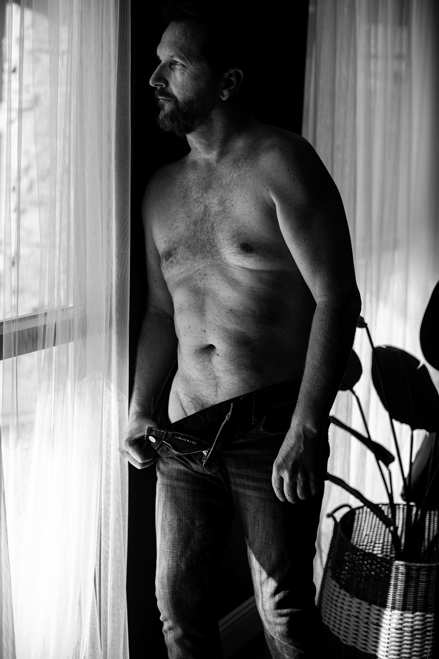 Dark and moody men’s boudoir portrait by Las Vegas photographer Foxy Moon, capturing strength, style, and confidence. Luxury dudeoir photo
