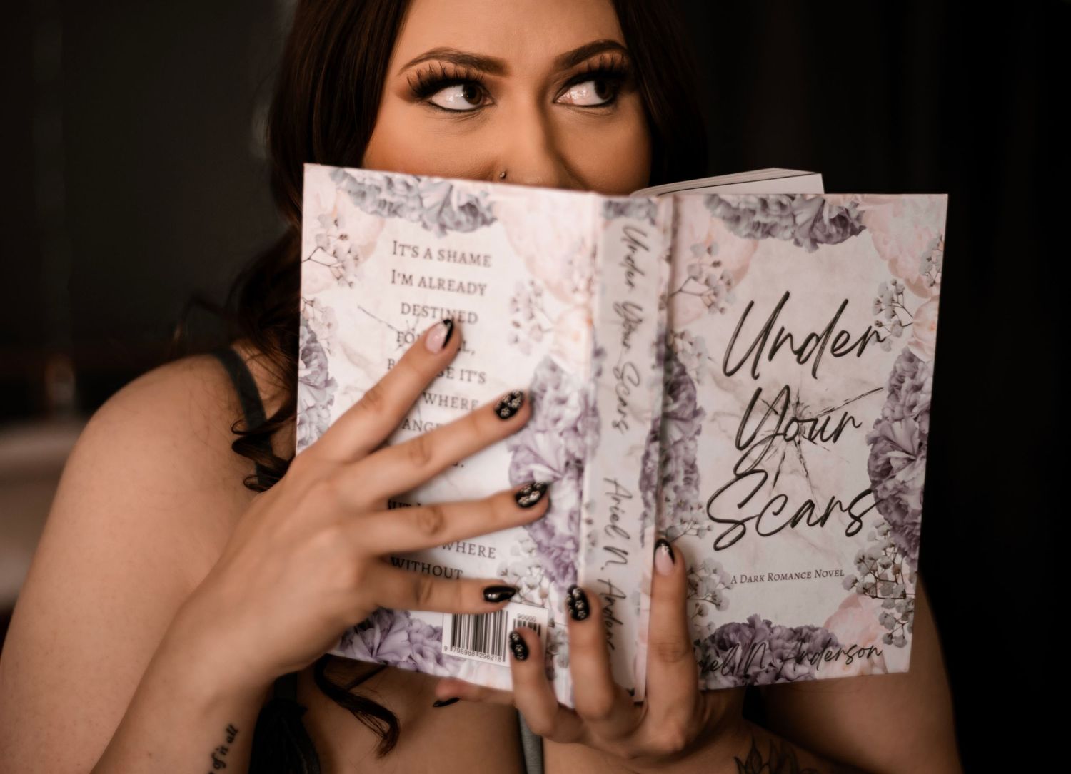 Under Your Scars, A Dark Romance Novel boudoir session. las vegas dark romance boudoir moody session. private las vegas curvy boudoir. book