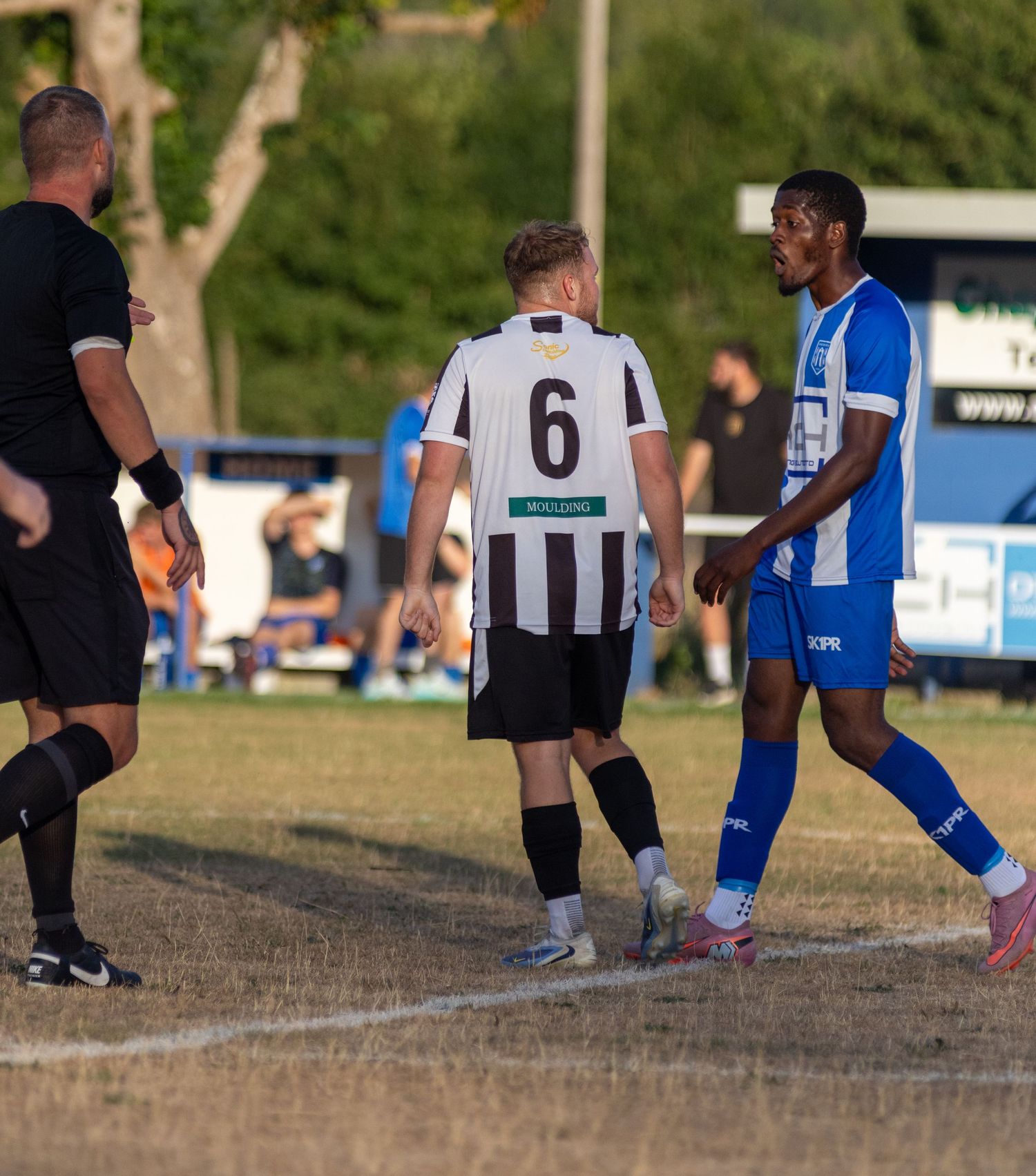 Amesbury Town FC player and  Bemerton heath harlequins fc player arguing