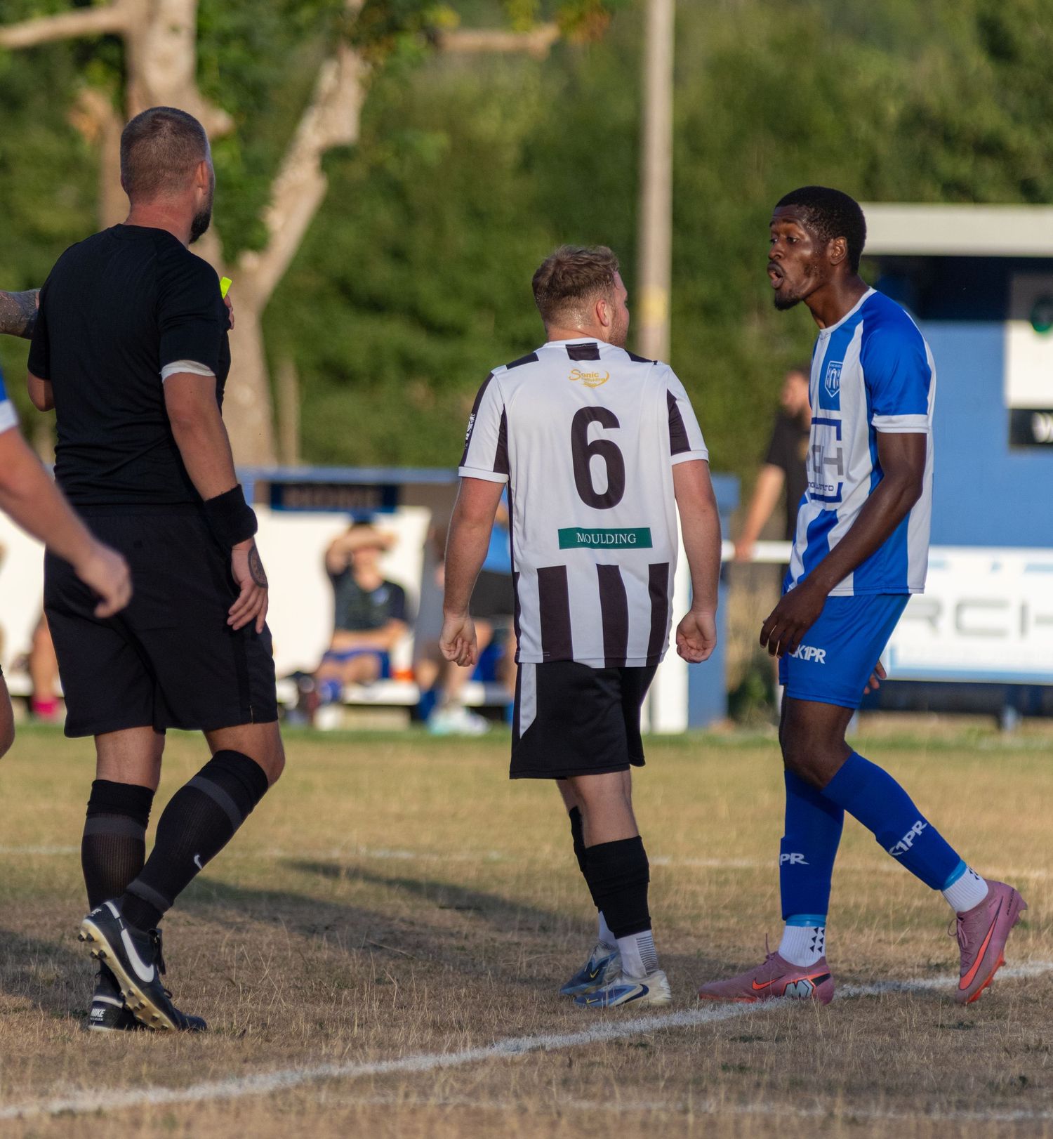 Amesbury Town FC and   Bemerton heath harlequins fc player arguing