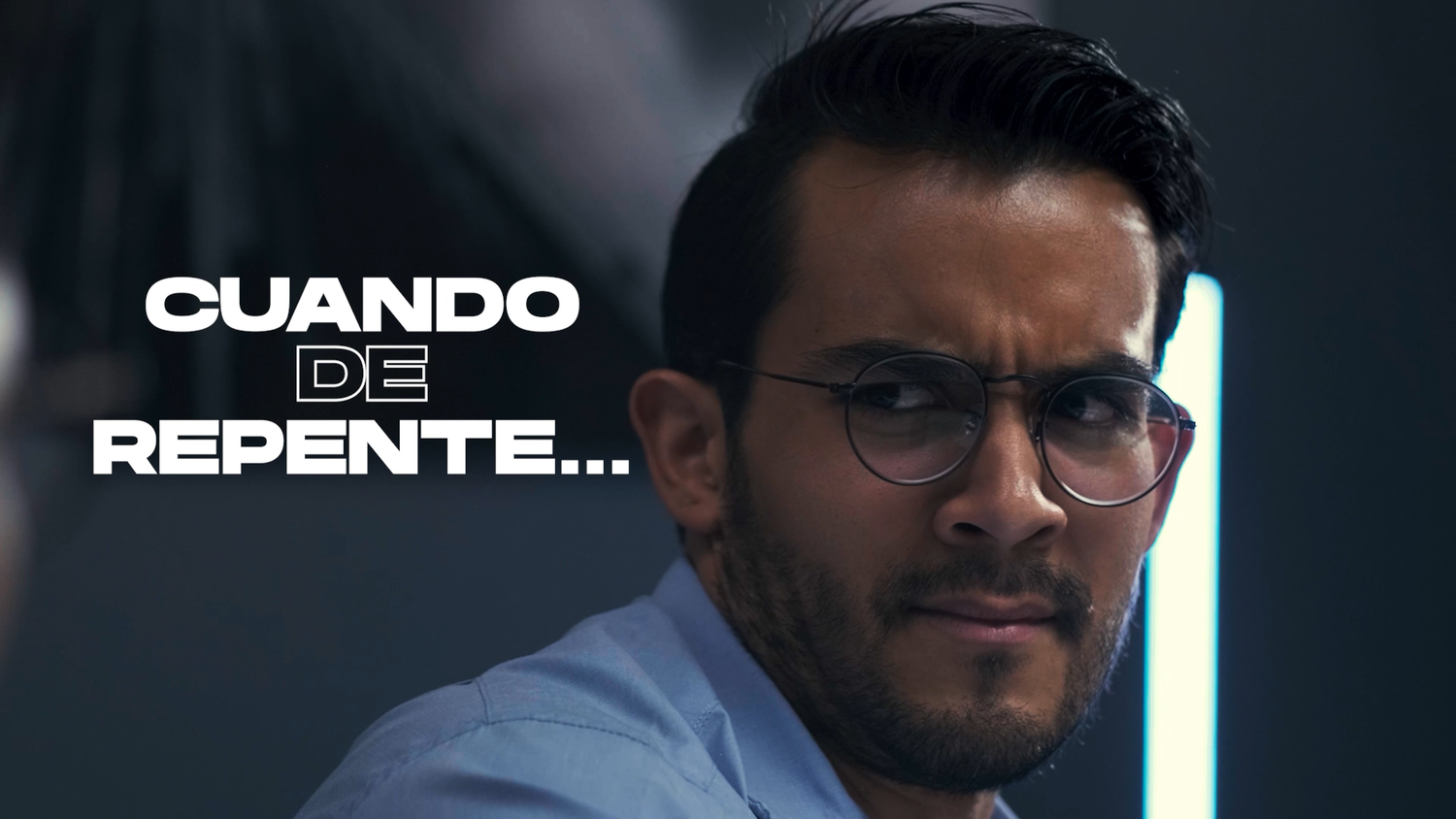 A man in glasses looks serious with bold Spanish text reading CUANDO DE REPENTE overlaid on screen.