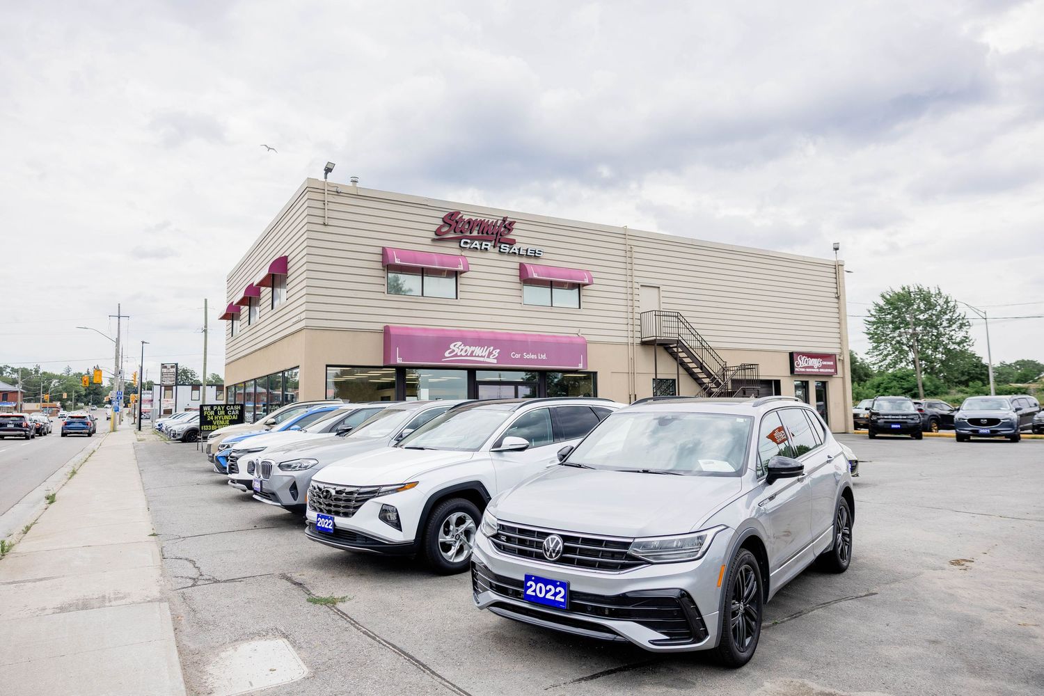 Stormy's Car Sales lot showcasing 2022 Volkswagen and other used vehicles lined up for sale.
