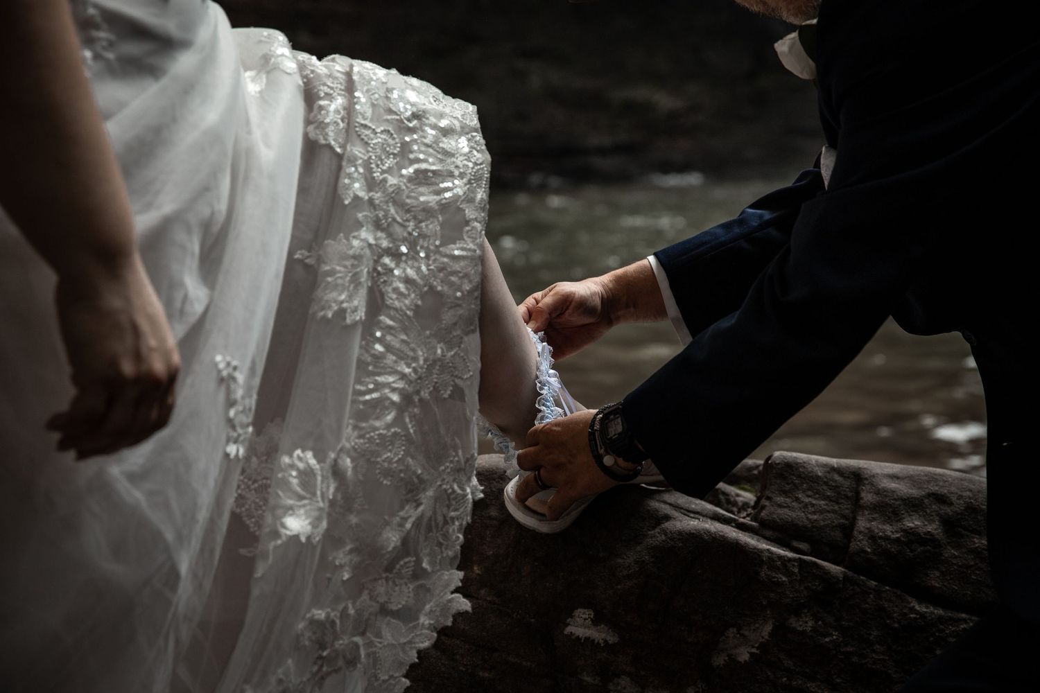 Newly Weds have their wedding photographer capture their guarder and something blue at cloudland state park in trenton georgia