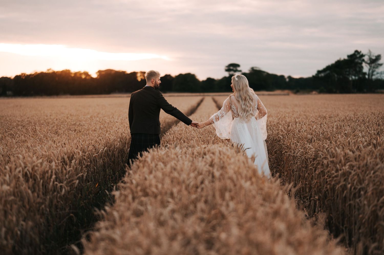 bride and groom golden hour wedding in st andrews