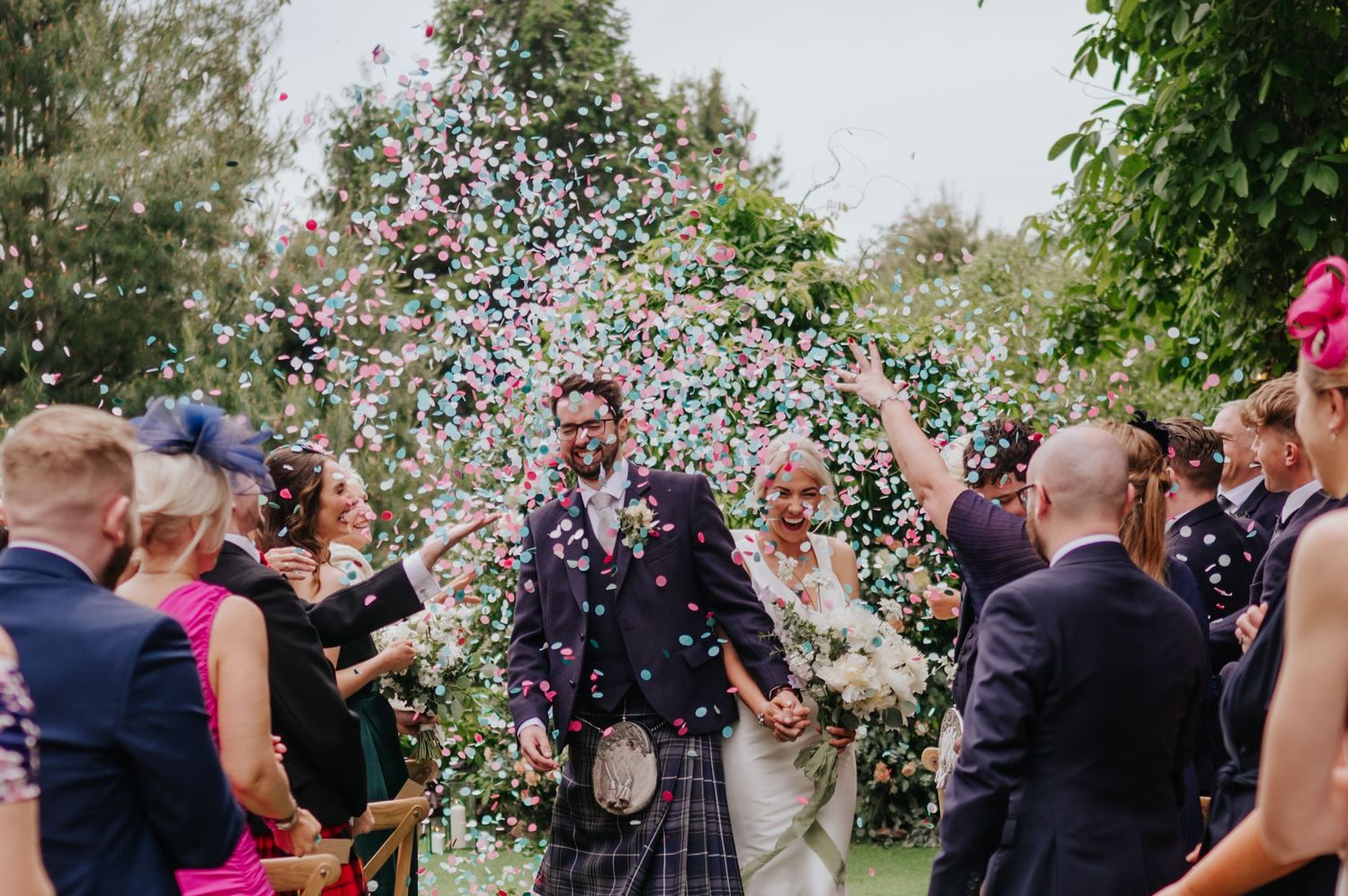 dundee wedding photographer confetti throw at tay park house