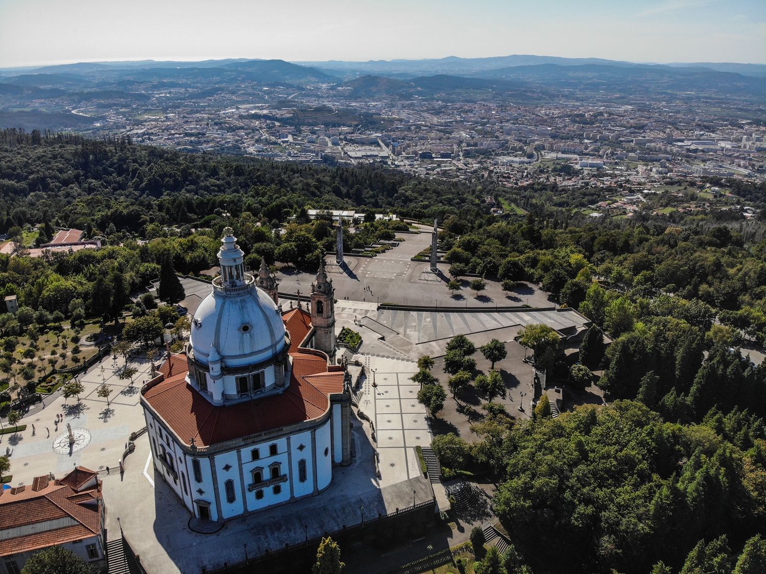 Photo d'un batiment religieux avce la ville de braga en fond