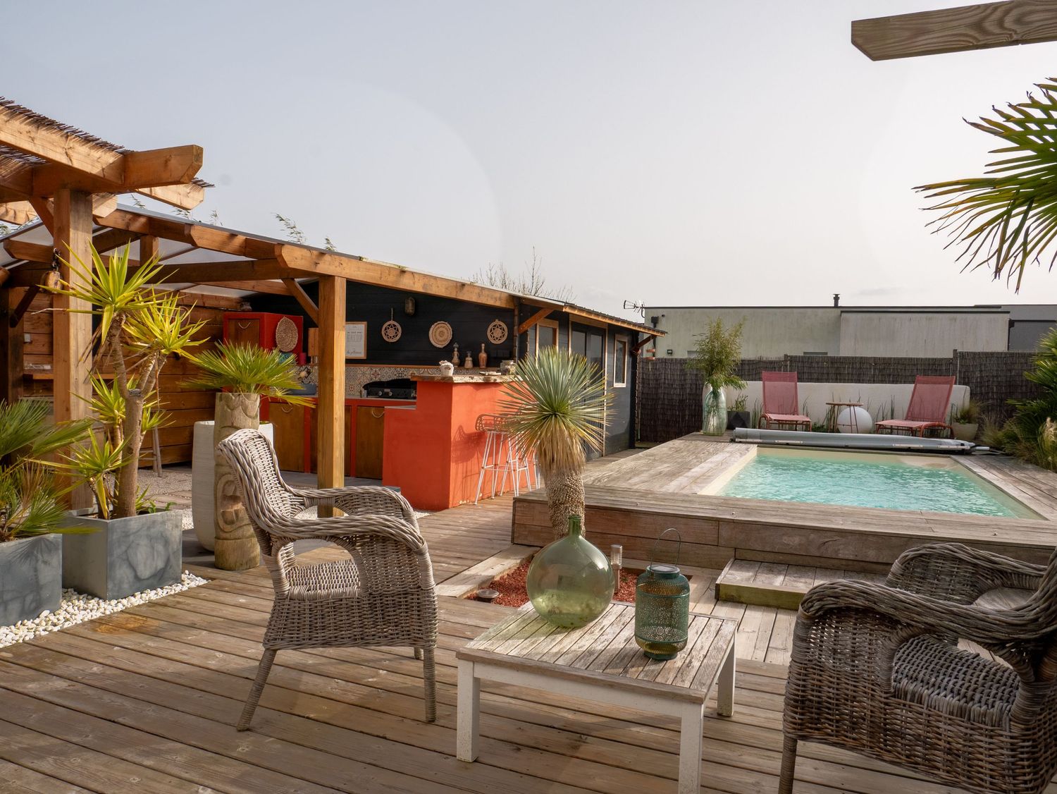 Photo immobilière d'une piscine avec salon de terrasse