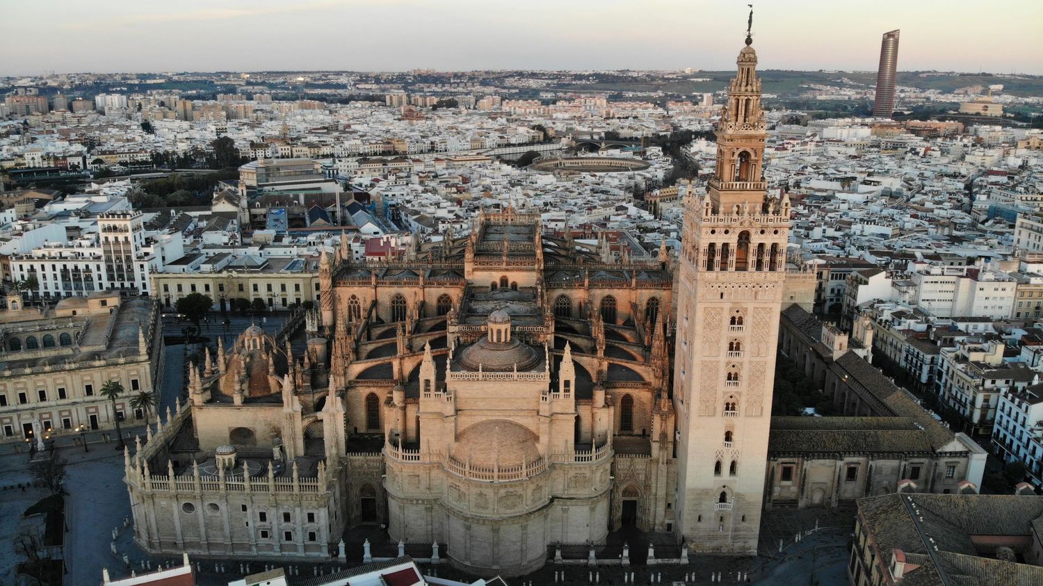 Photo de la cathédrale de seville par drone