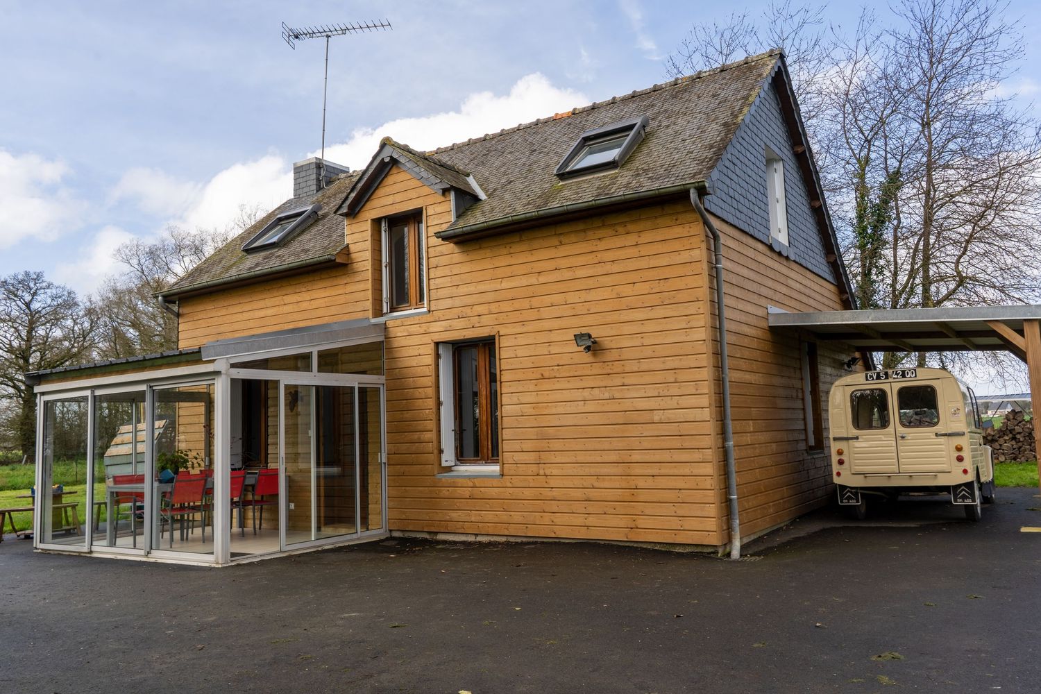Photo immobilière de l'exterieur d'une maison en bois