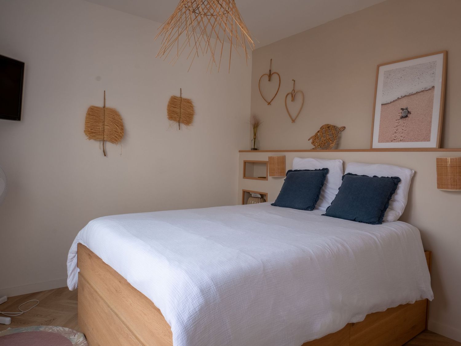 Photo immobilière d'une chambre dnas les ton beige