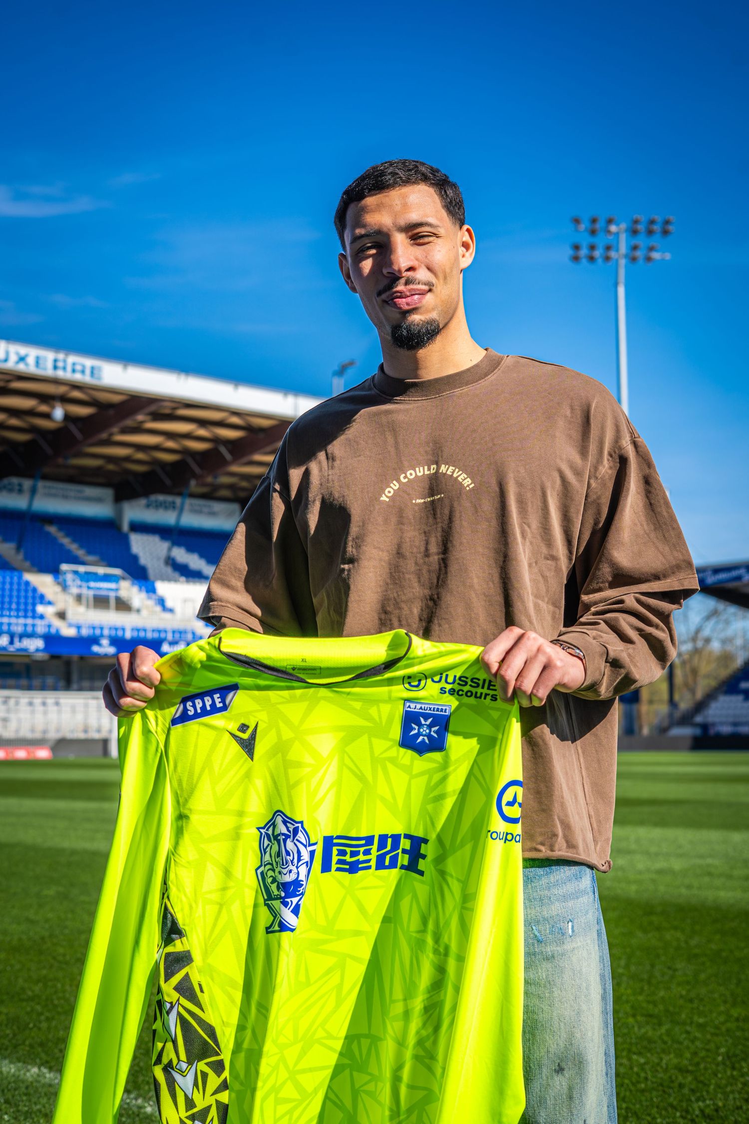 Photo d'un joueur d'auxerre prolongeant son contrat