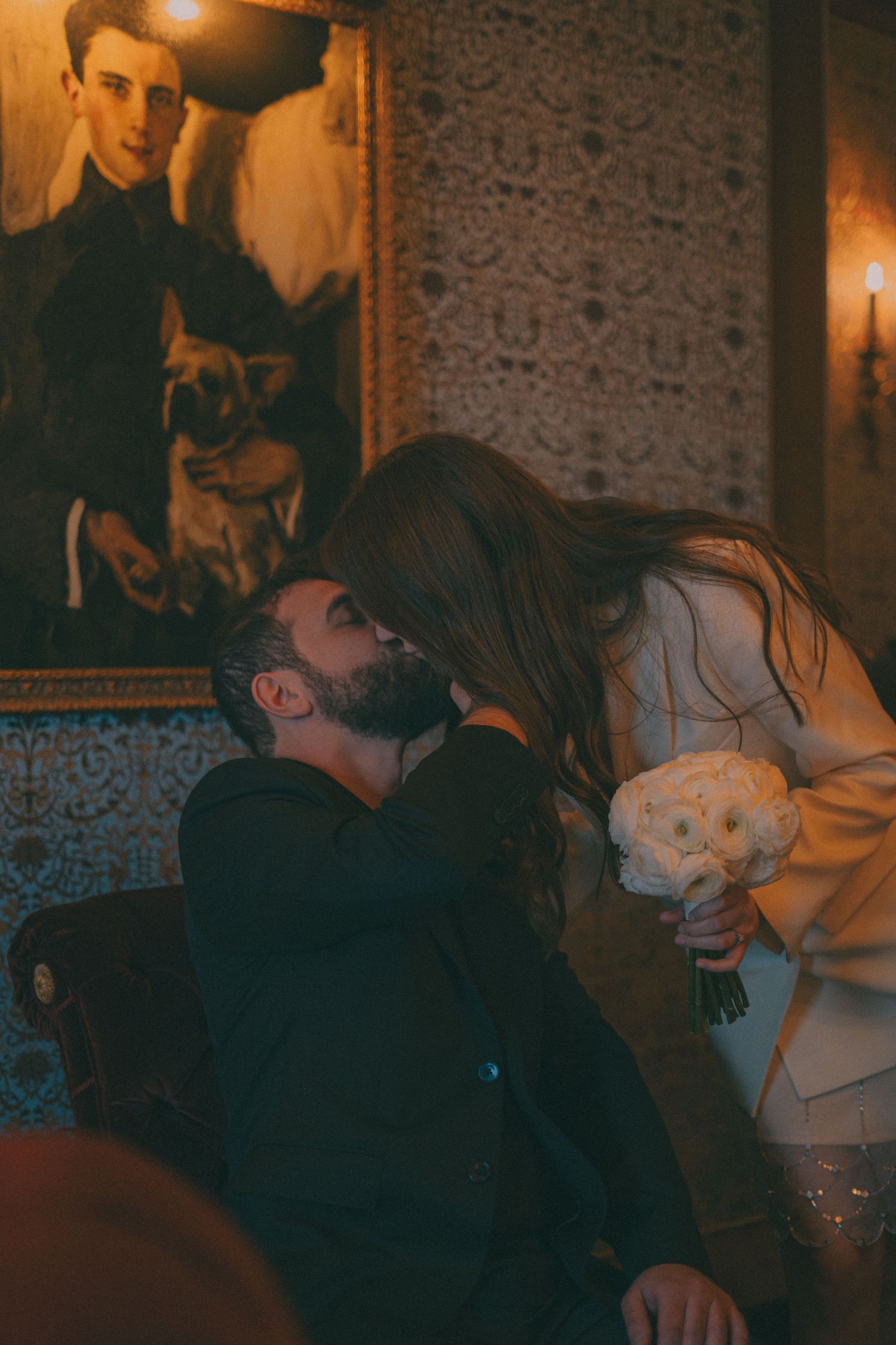 Photo de deux mariés qui s'embrasse